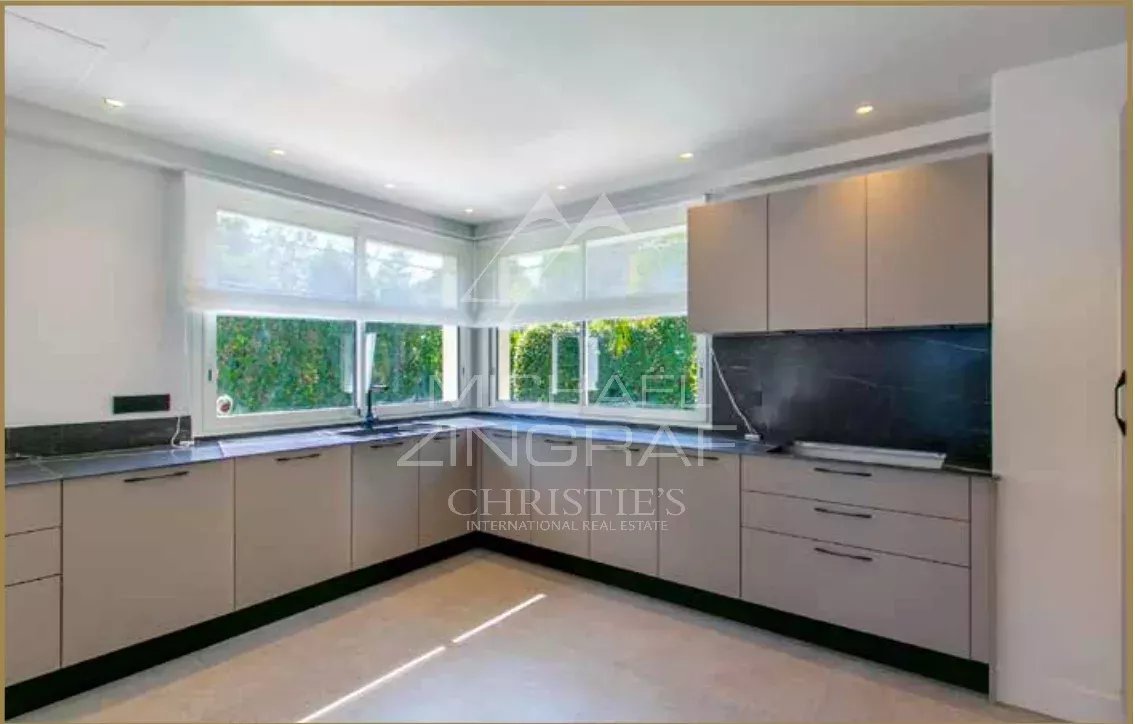 SPLENDID RENOVATED CONTEMPORARY VILLA OF 320 SQM LOCATED IN A PRIVATE ESTATE