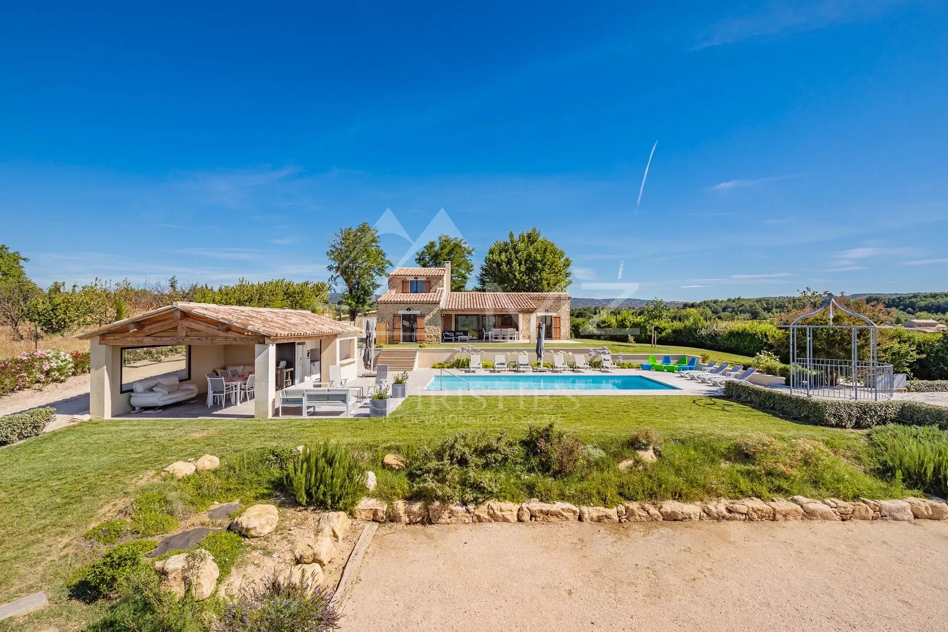 Gordes - Comfortable holiday home with heated pool