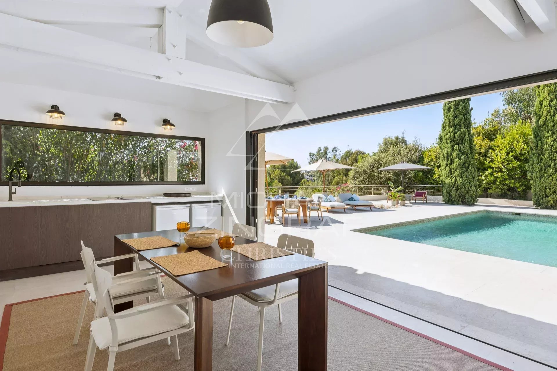 Off market - Super-Cannes - renovated modern Provençal villa with sea view