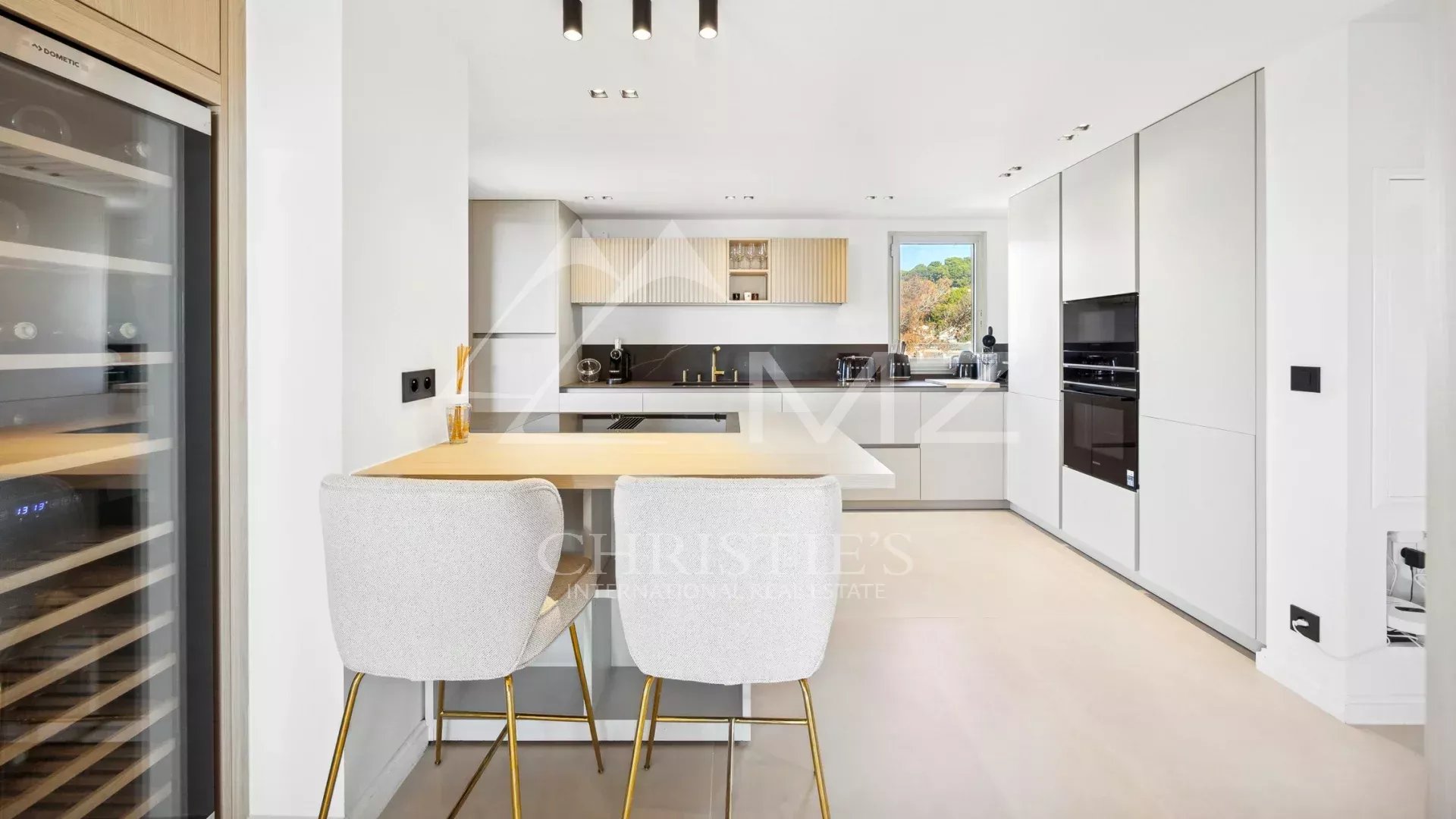 Discover this exceptional property located on the hills of residential Cannet