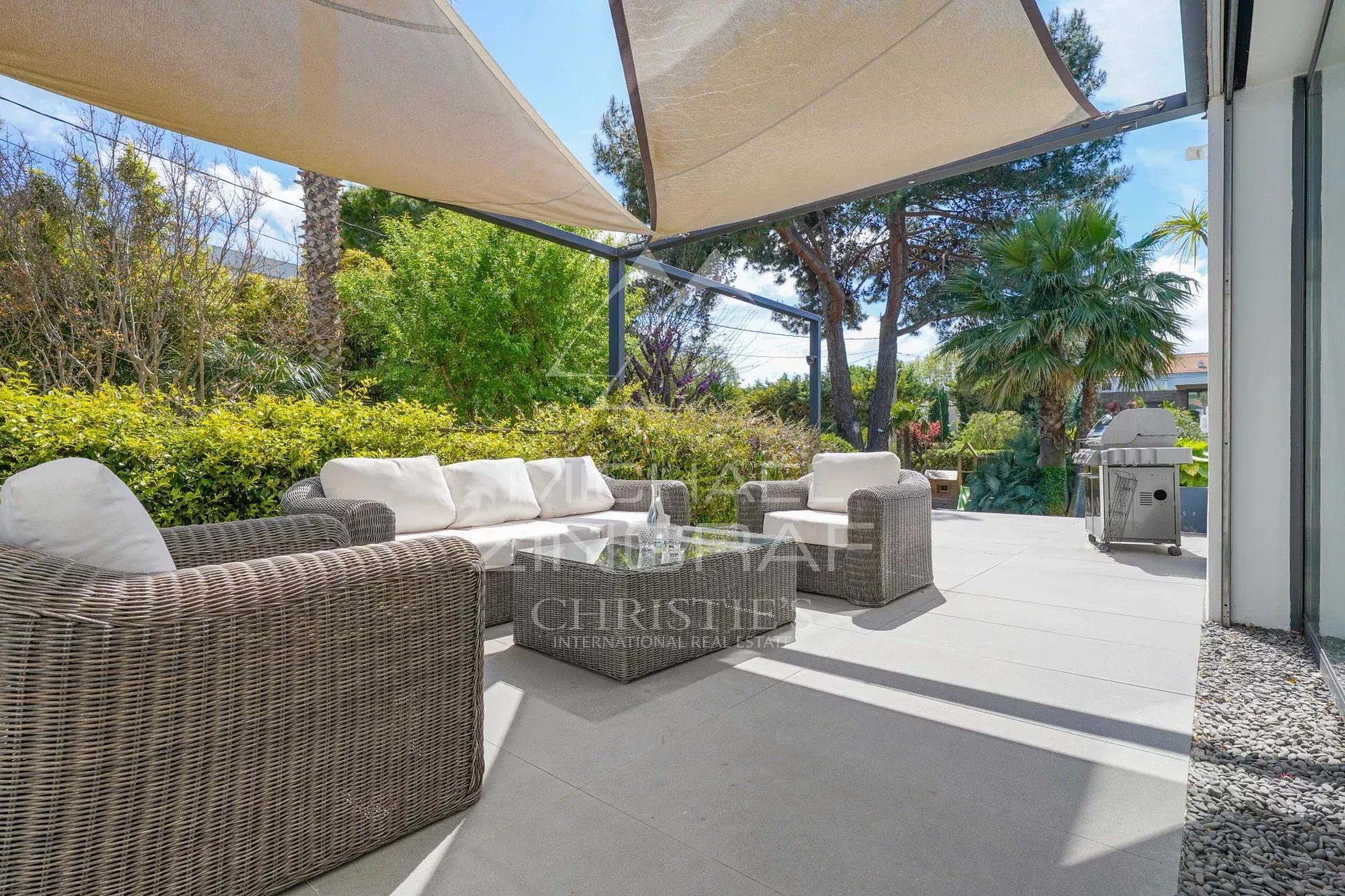 Domaine exclusif - belle villa contemporaine proche de la plage