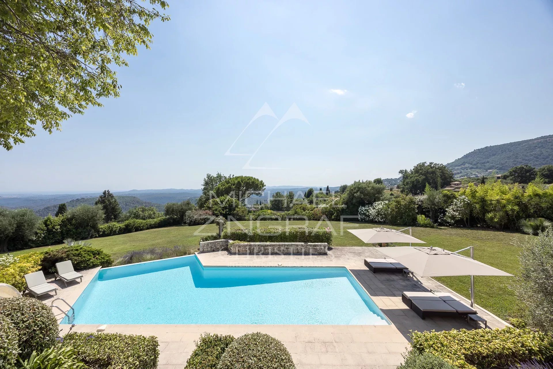 Magnifique propriété avec vue mer panoramique à pieds du village