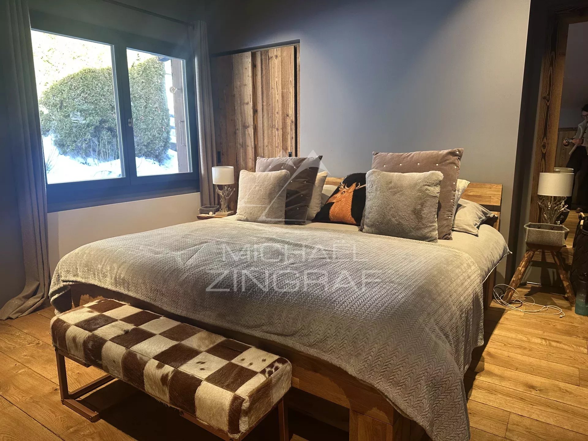 Attique contemporain avec 3 chambres à coucher au coeur de Gstaad