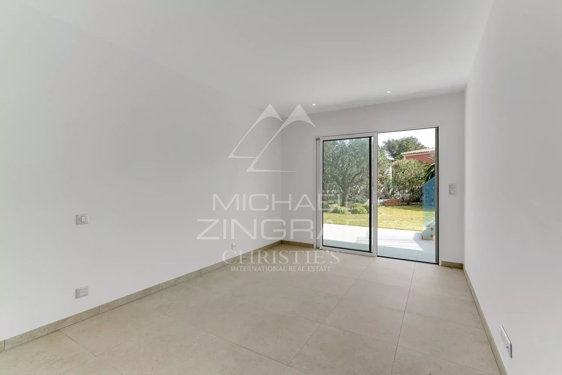 New Elegant house with sea view close to the port