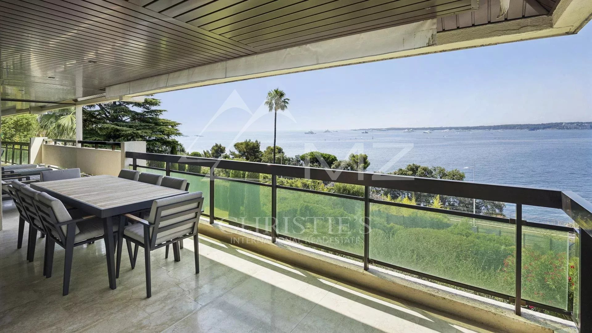 Magnificent contemporary apartment with a magical sea view