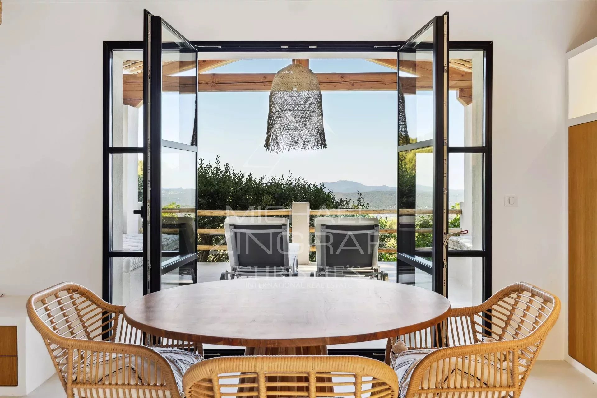 Domaine d’exception composé de trois maisons à proximité du village