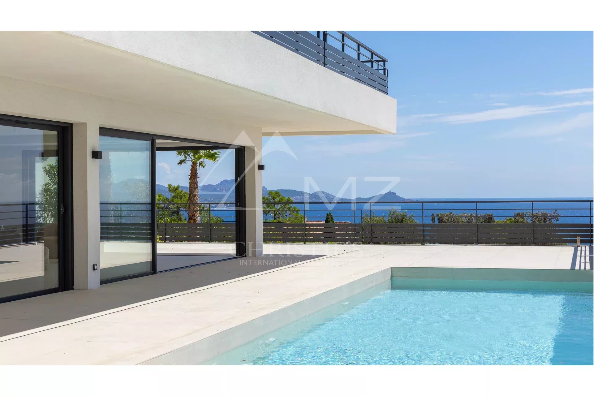 Villa contemporaine d’exception avec vue panoramique sur la mer et le Massif de l’Estérel Un bien rare où l’élégance rencontre la nature.