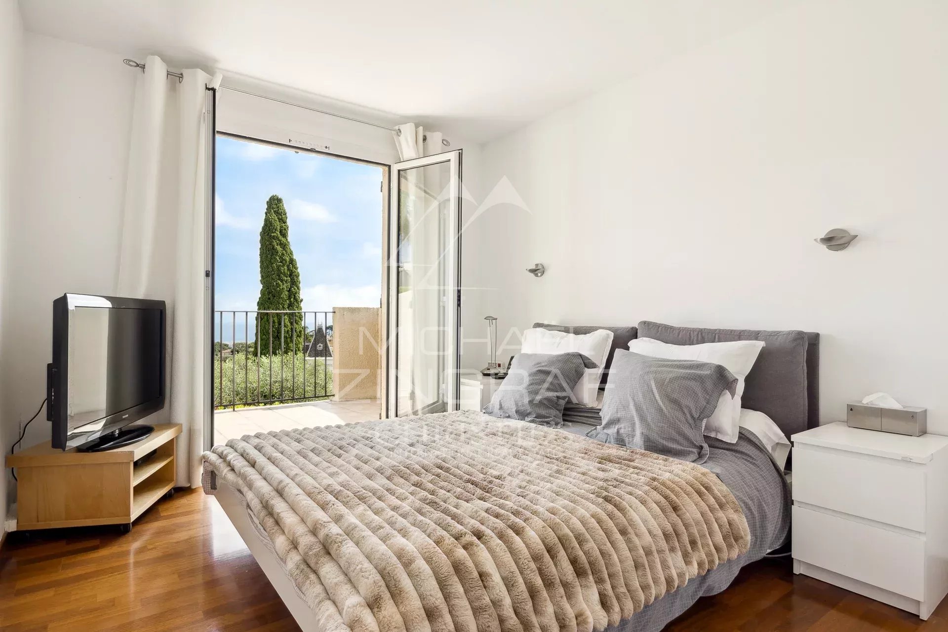 NICE - GAIRAUT - VILLA DANS DOMAINE PRIVE