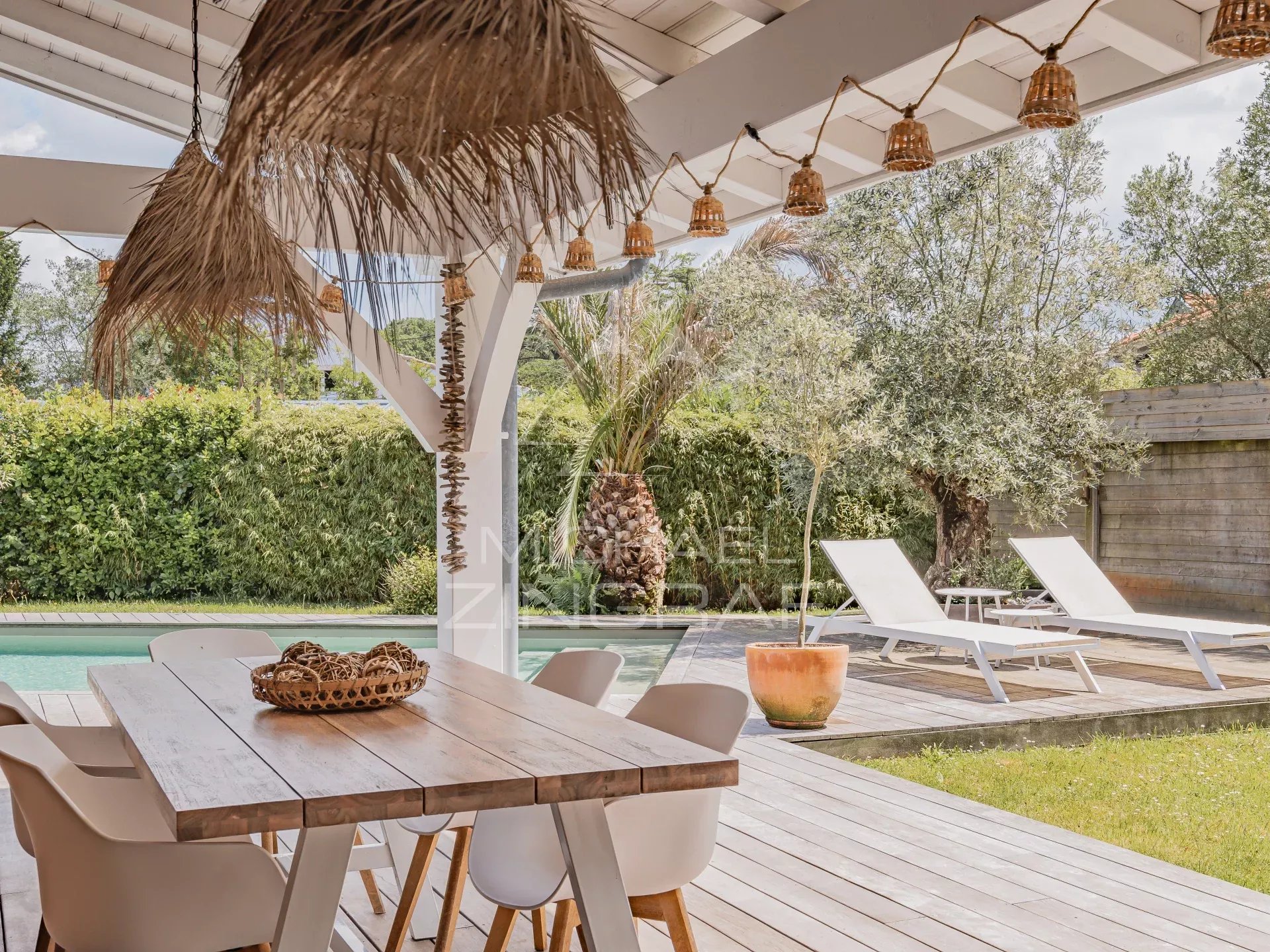 QUARTIER LA HUME - VILLA 7 PIÈCES AVEC DÉPENDANCE ET PISCINE