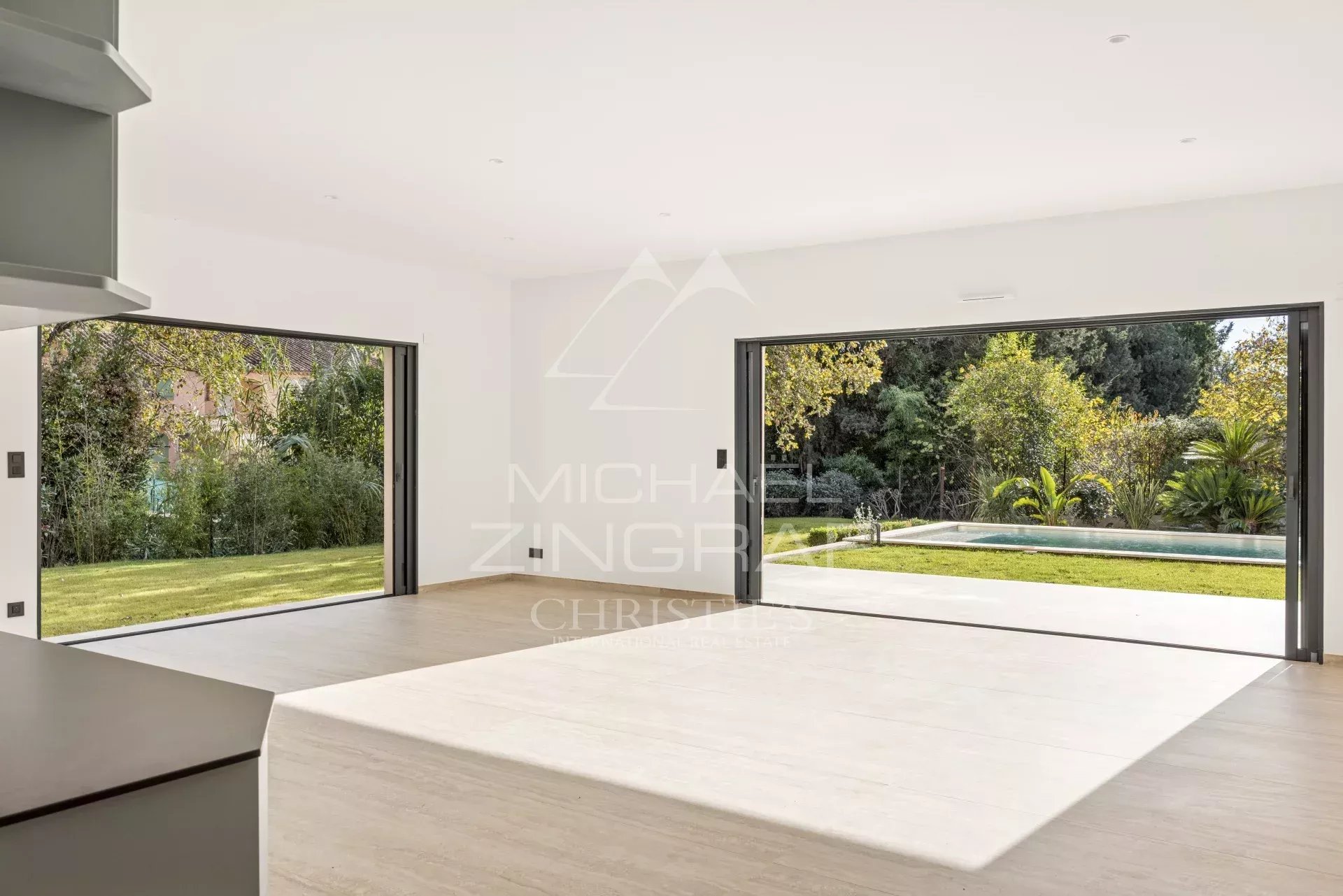 Contemporary villa in a quiet gated domain