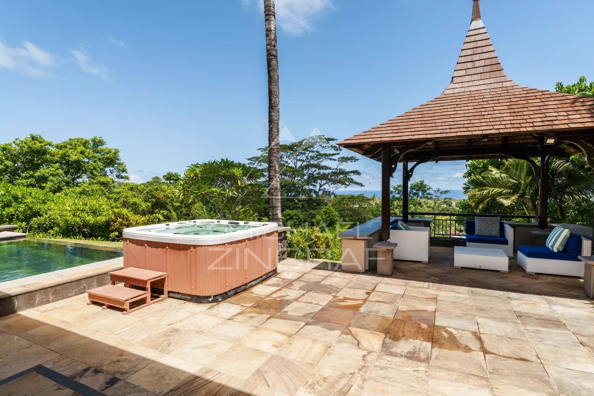 Villa d’exception avec vue panoramique sur l’océan à Valriche