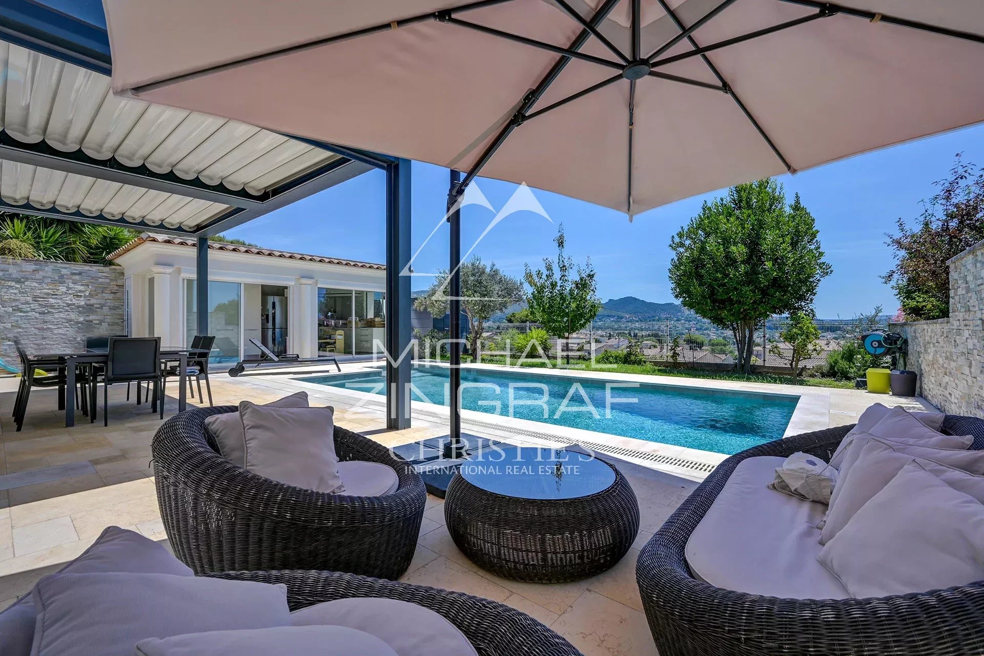 PLAN-DE-CUQUES, Maison familiale avec vue panoramique et piscine