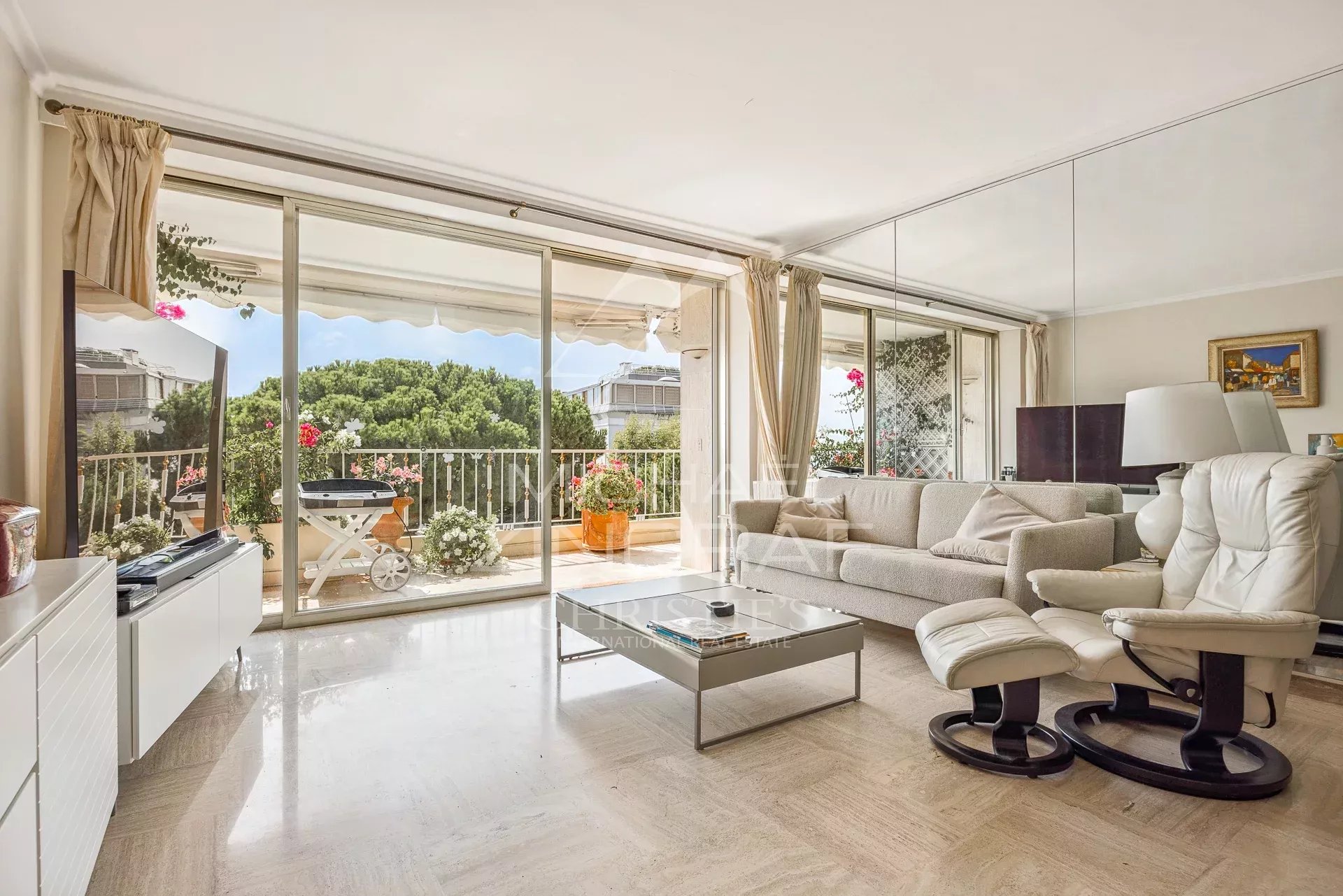Cannes Palm Beach – Exceptional Apartment with Panoramic Sea View