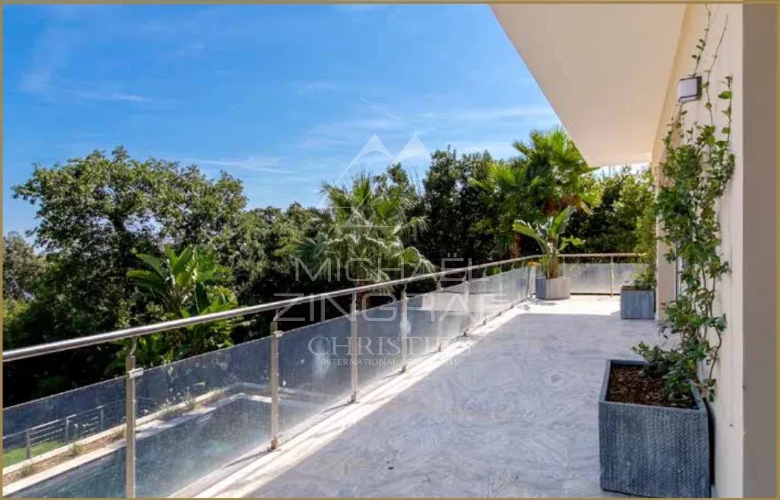 SPLENDID RENOVATED CONTEMPORARY VILLA OF 320 SQM LOCATED IN A PRIVATE ESTATE