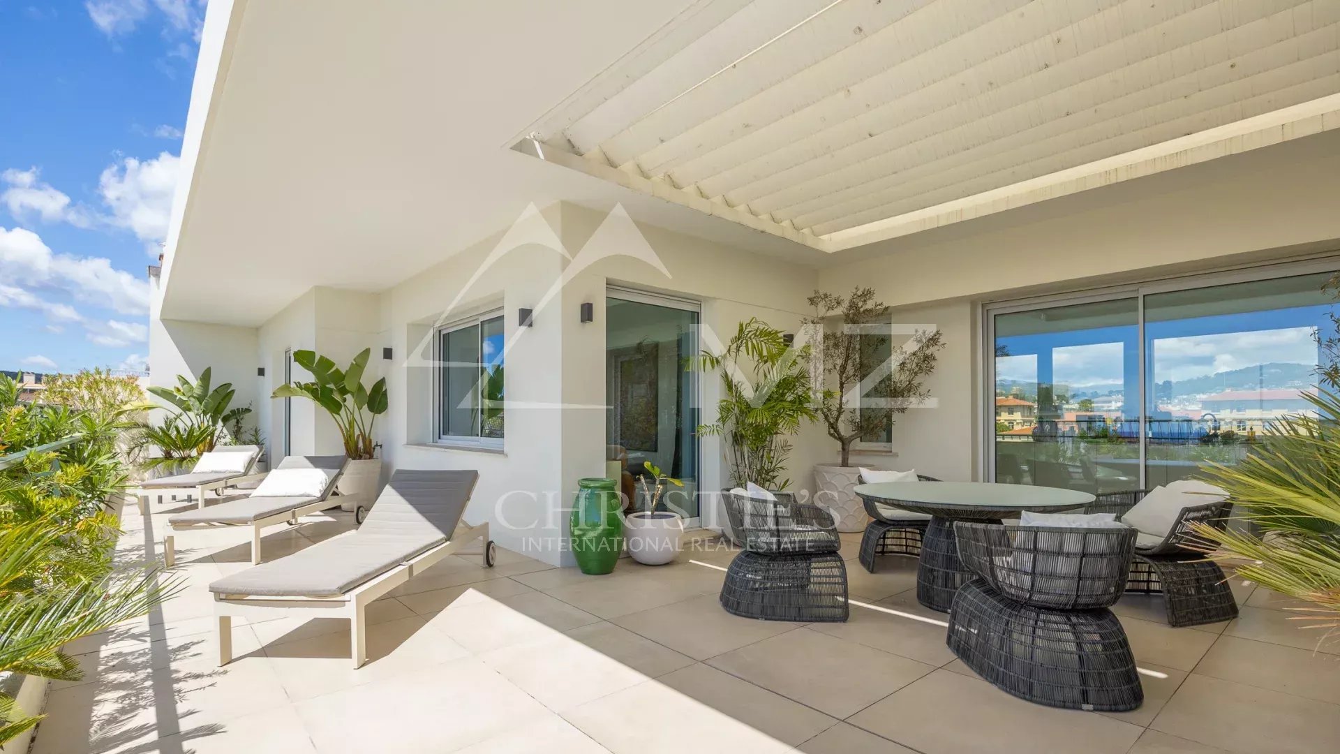 SOLE AGENT: 15 minutes walk from the city center, discover this exceptional roof villa