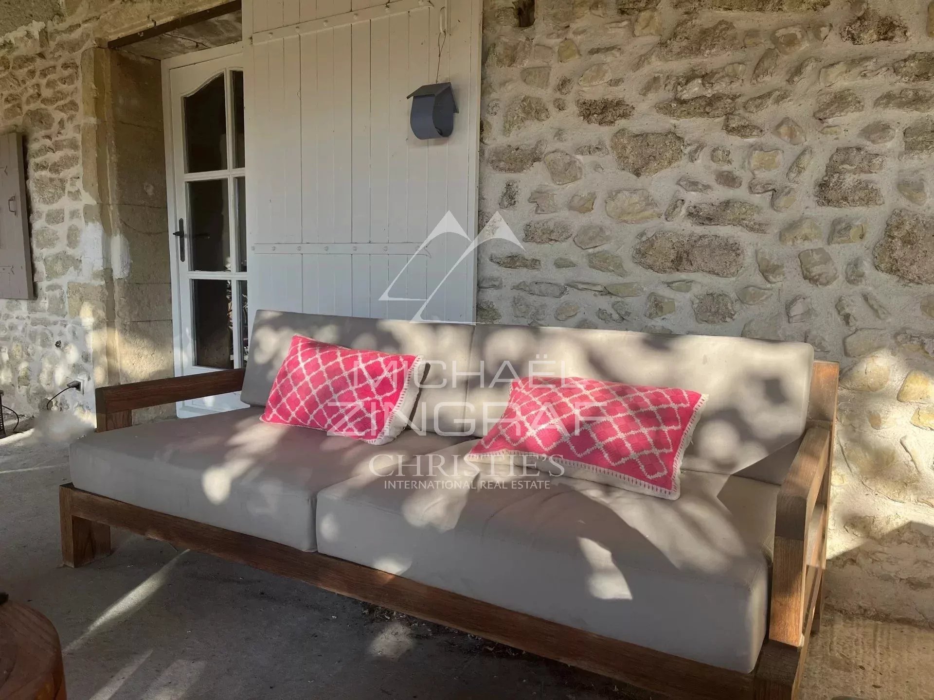 Mas provençal en pierre entouré d'oliviers