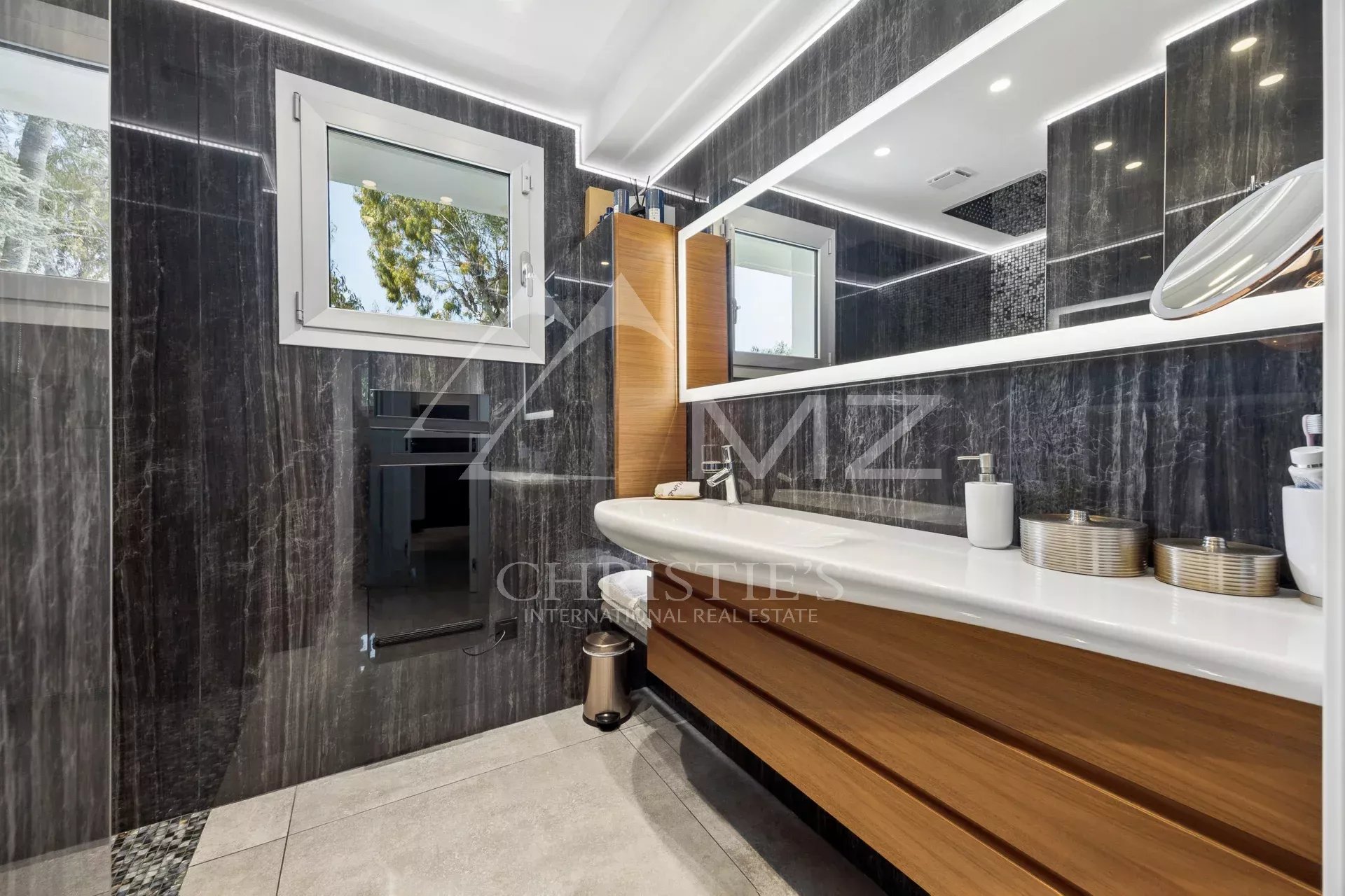 Stunning top-floor flat