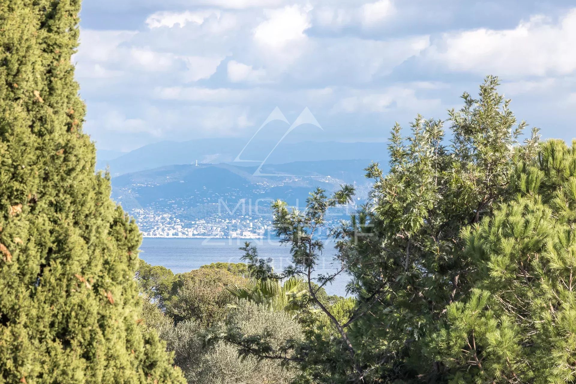 Elegant 3-Room Apartment on a High Floor in the Heart of Cap d’Antibes