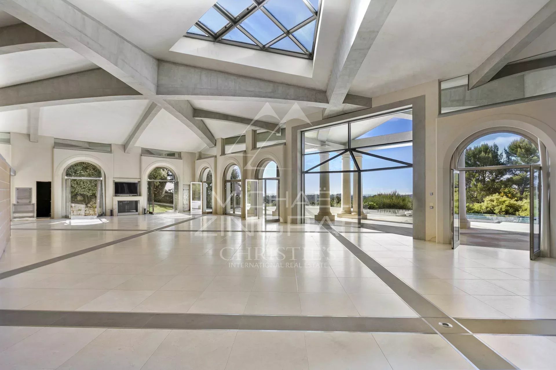 Biot : Propriété unique de plus de 1 300m² avec vue mer