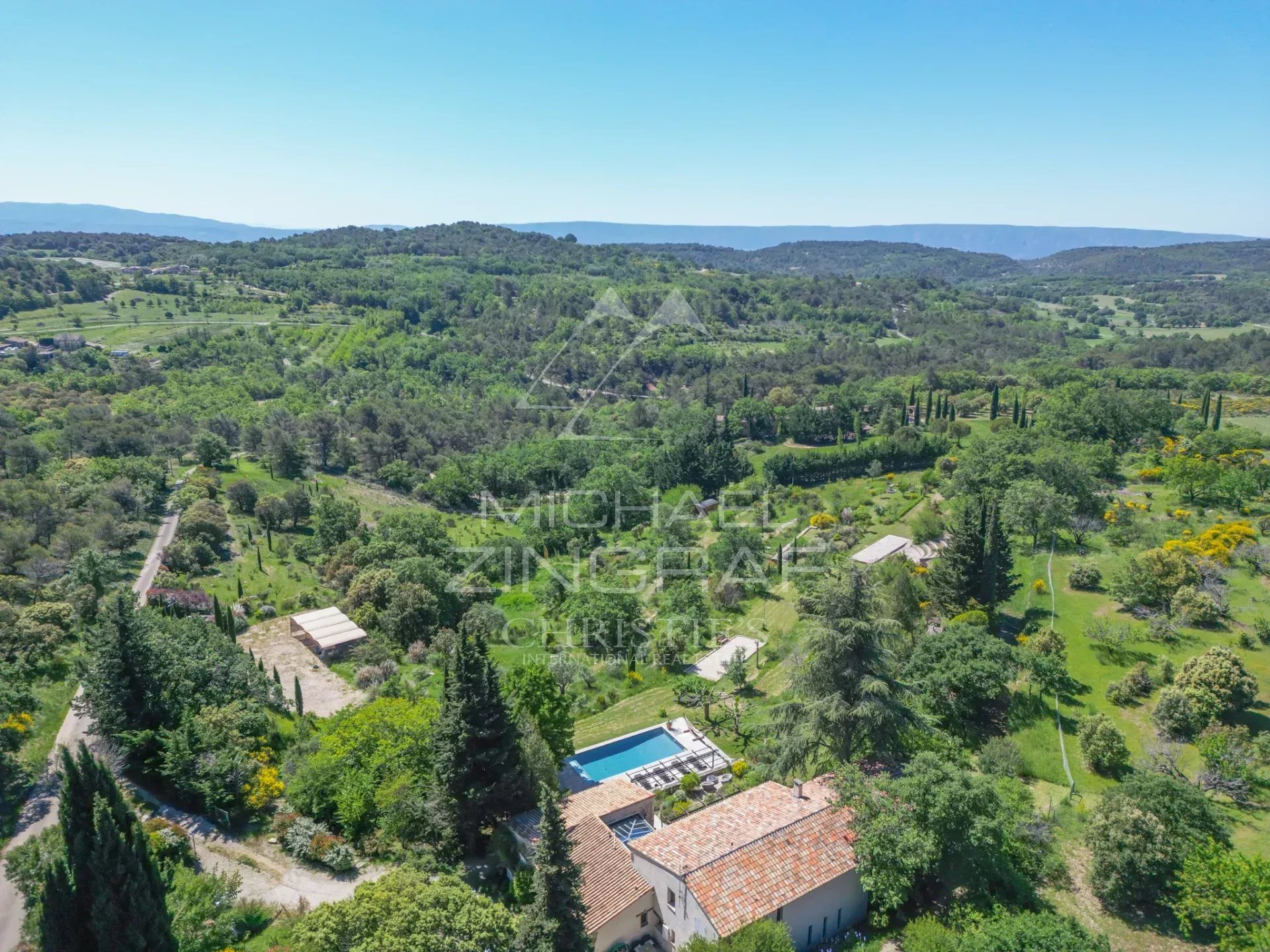 Luberon - Superbe propriété en pierre sur un terrain de 3,5 hectares avec des vues exceptionnelles