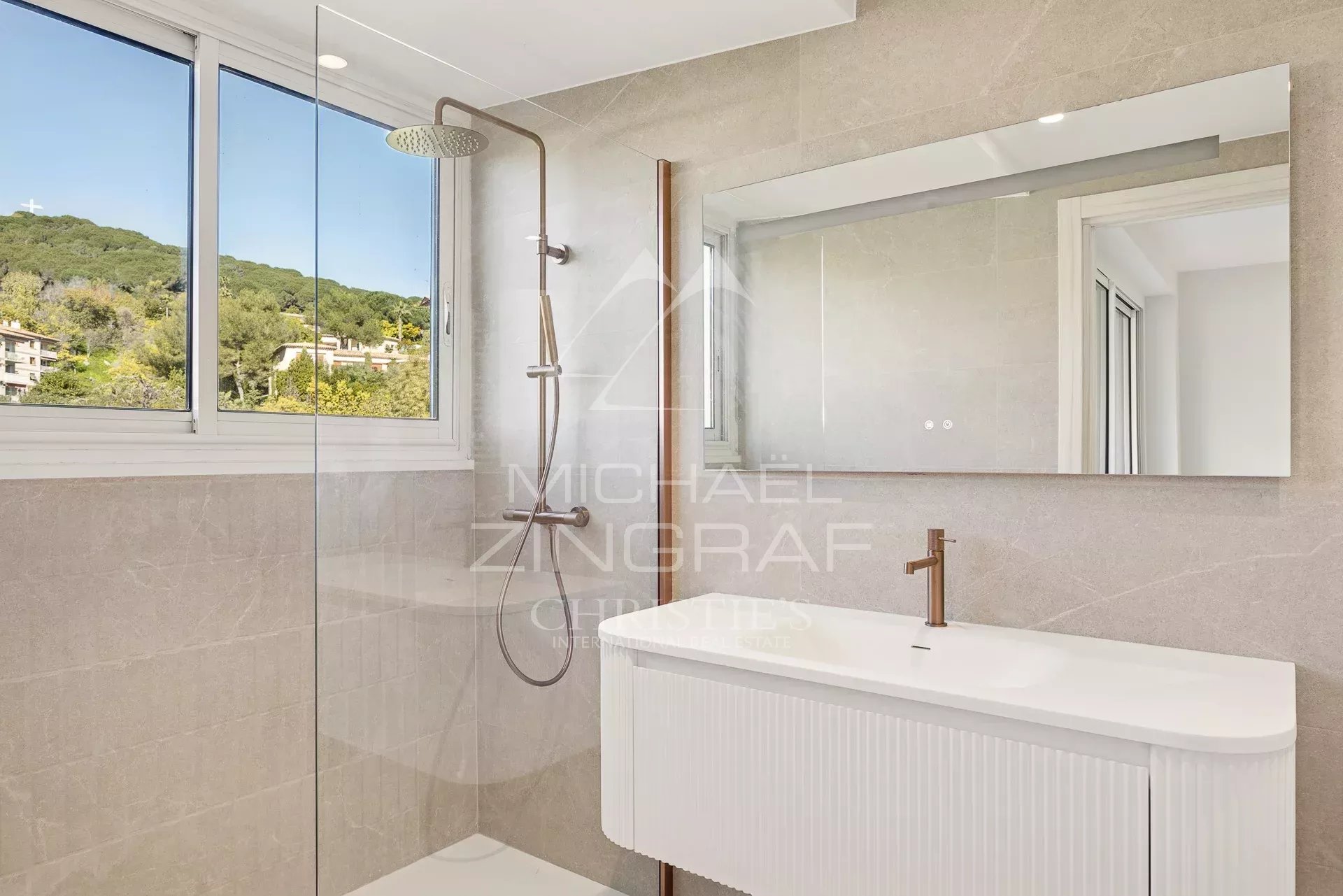 OFF MARKET - CANNES CROIX DES GARDES – LETZTE ETAGE – 3-ZIMMER-WOHNUNG MIT PANORAMAMERSAUSSICHT – POOL