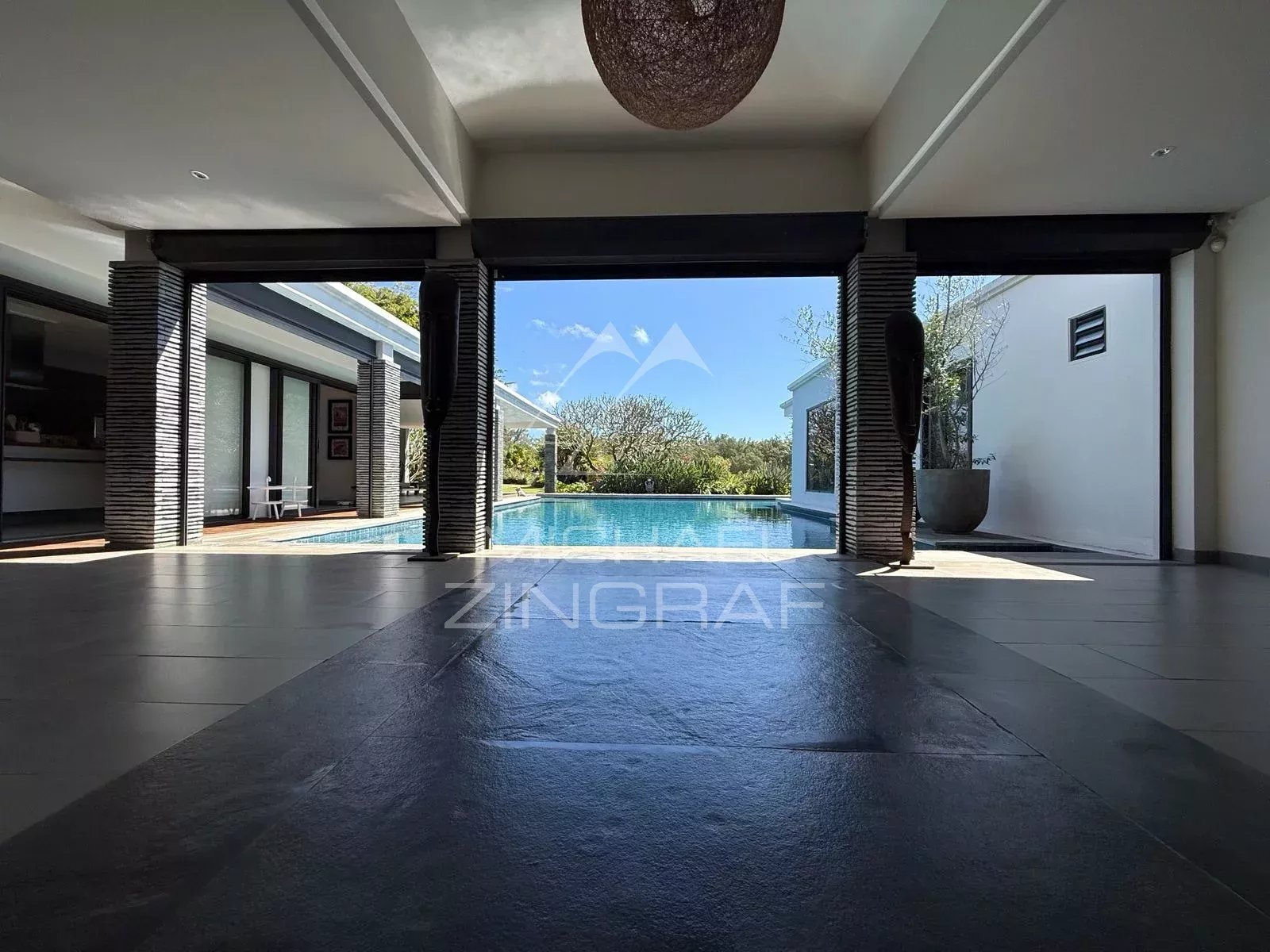 Villa d’Exception au Bord d’un Barachois à Calodyne