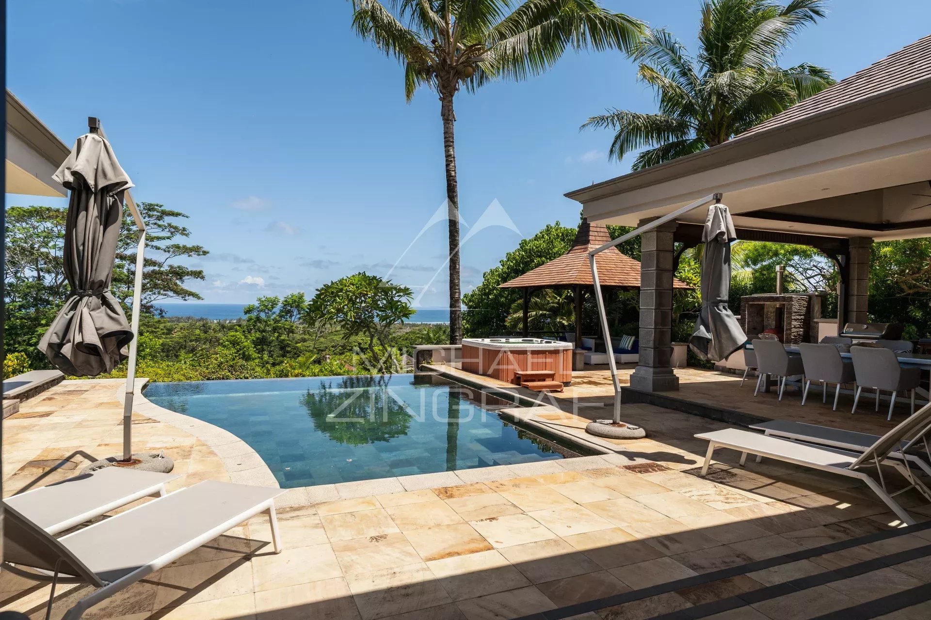 Villa d’exception avec vue panoramique sur l’océan à Valriche