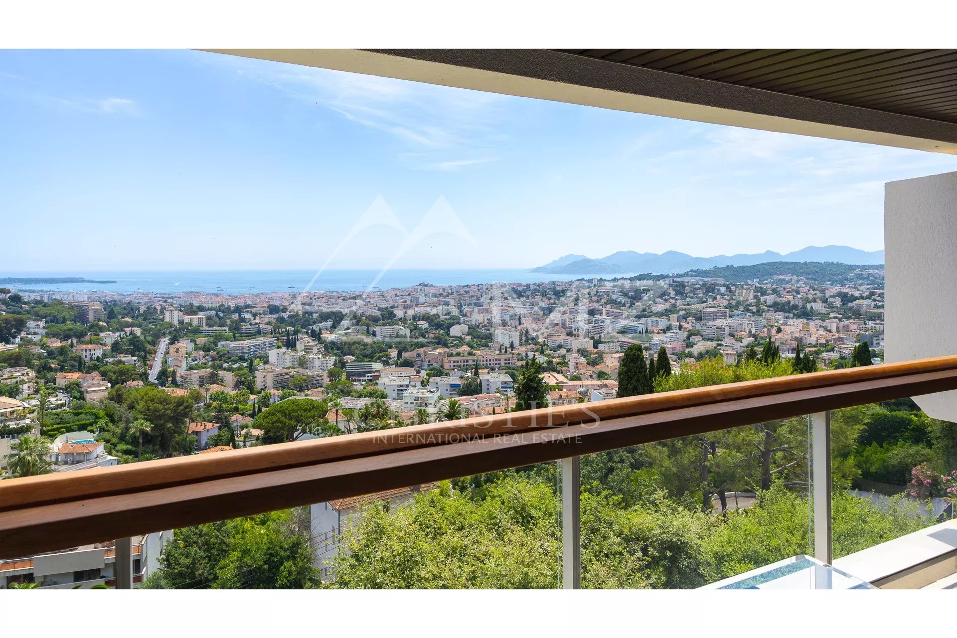 For sale: Luxury apartment in Le Cannet with panoramic sea view