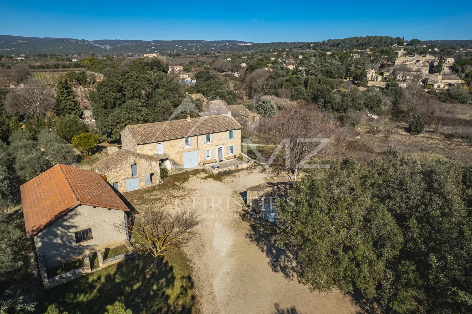 EXCLUSIVITÉ – GORDES – Authentique mas XIXᵉ à rénover avec vue dominante