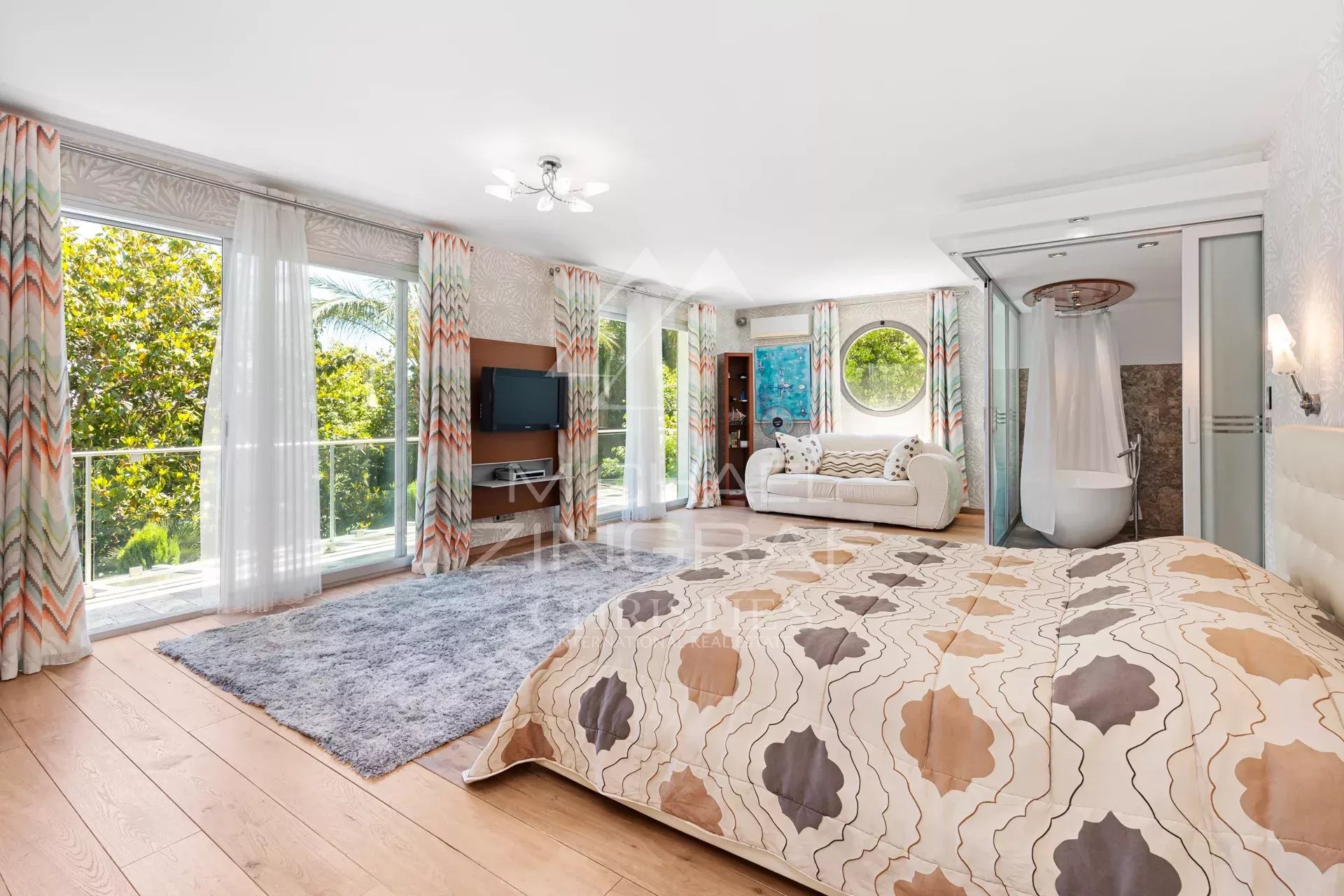 Exklusive Führungskraft-Position in Cap d’Antibes, nahe dem Strand Keller, mit Meer- und Bergblick.