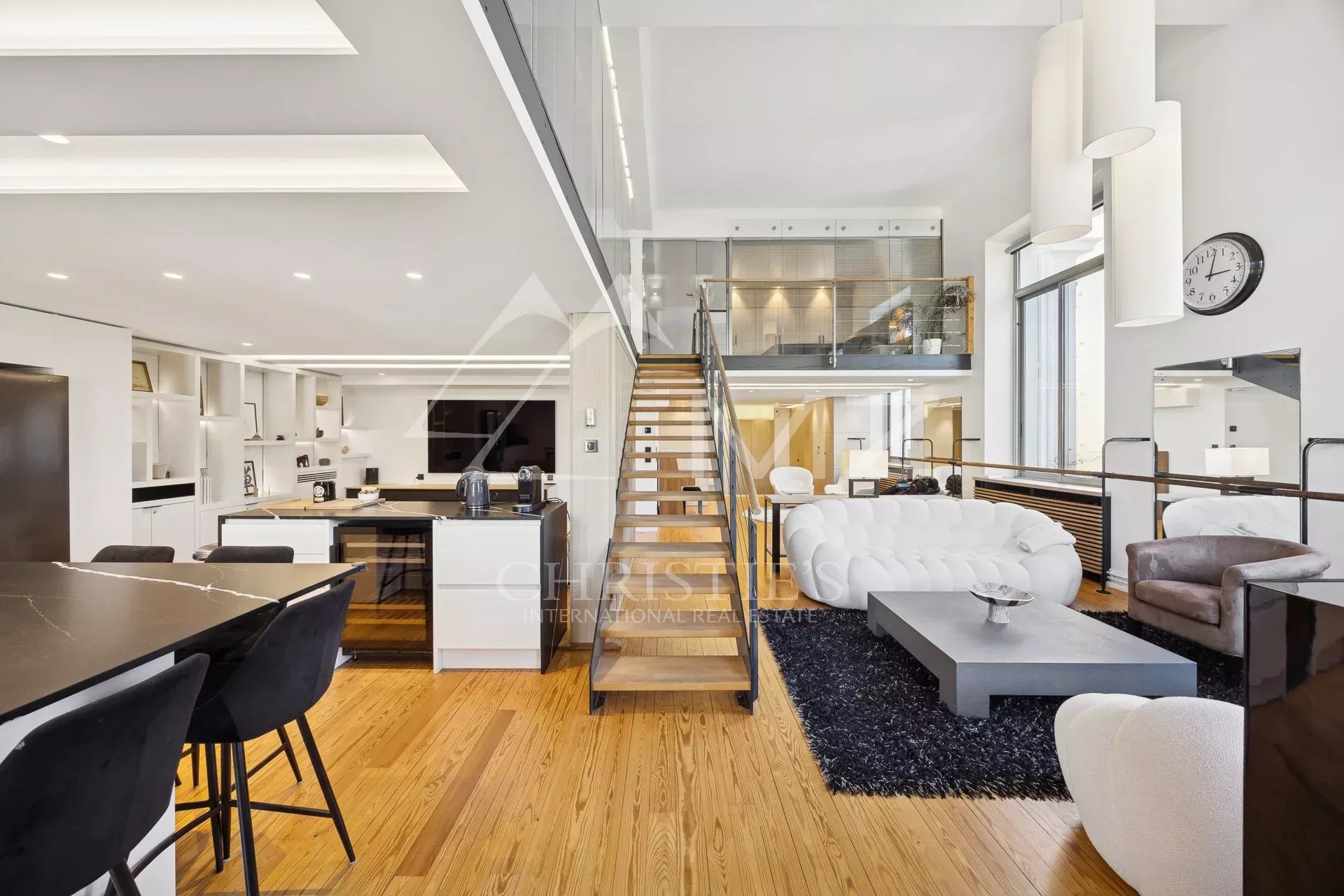 Vast Atypical Loft in Cannes Montfleury