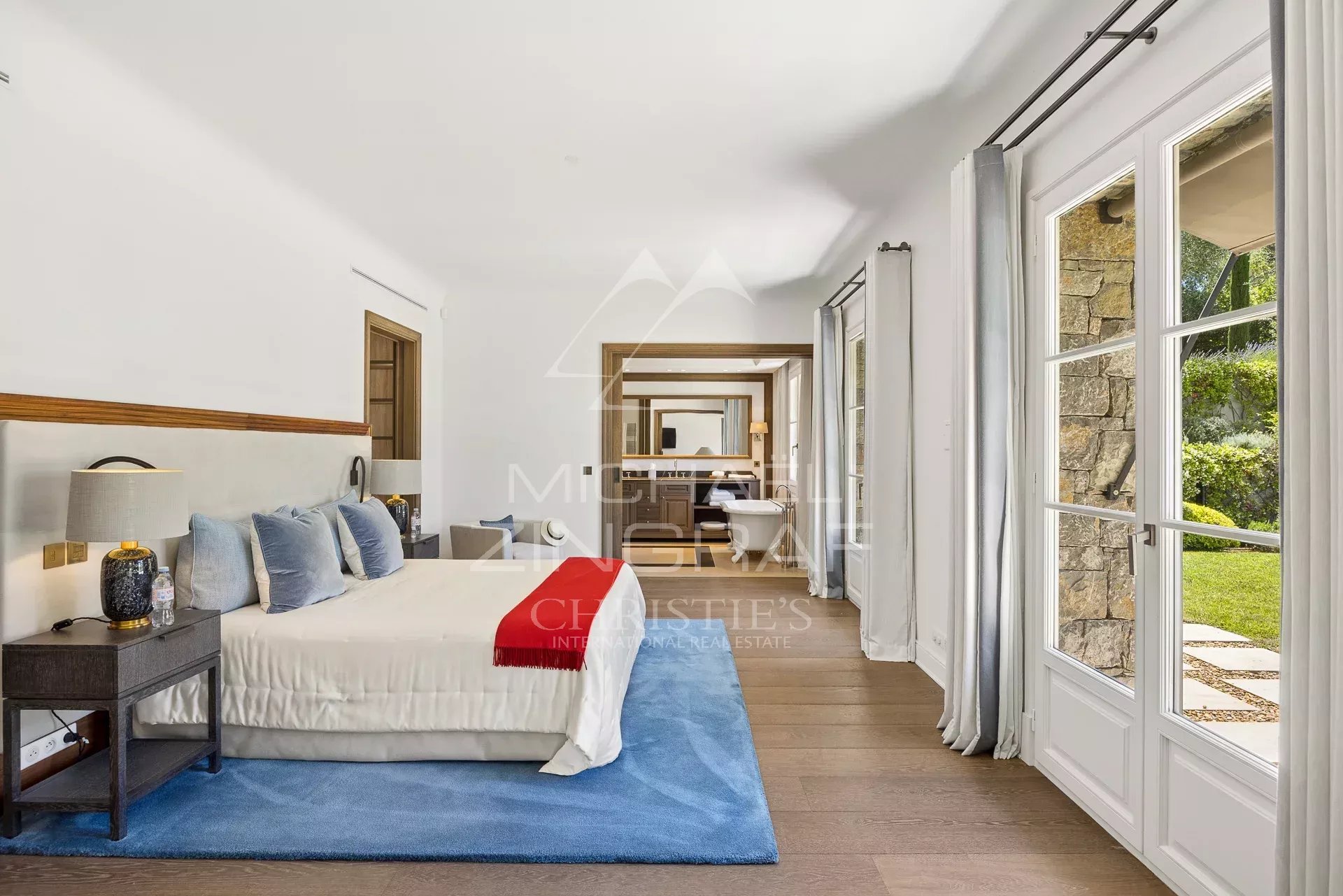 Ideally located in the heart of the most prestigious district in France