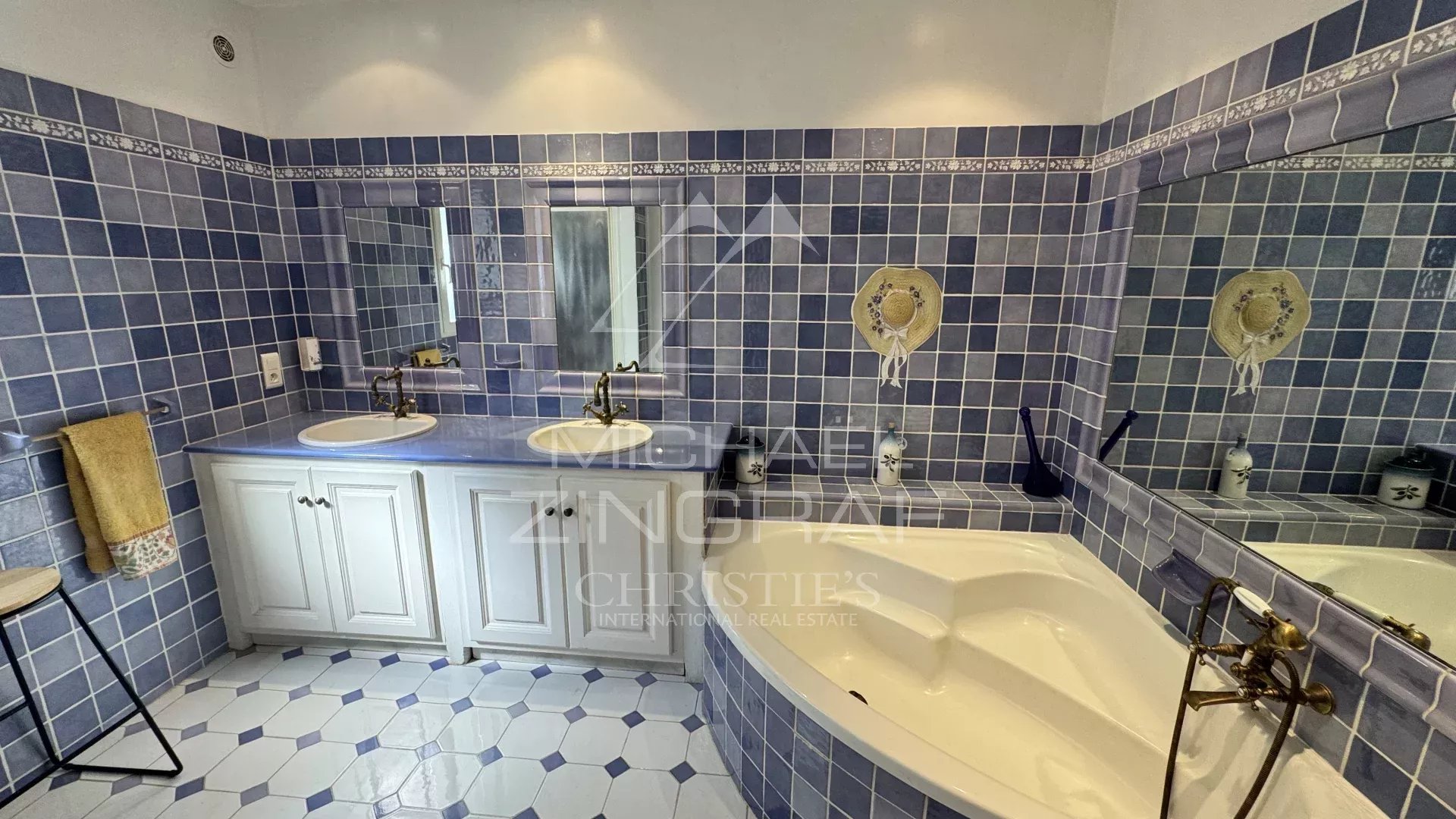 Villa with swimming pool, fruit and olive trees, and unobstructed views.