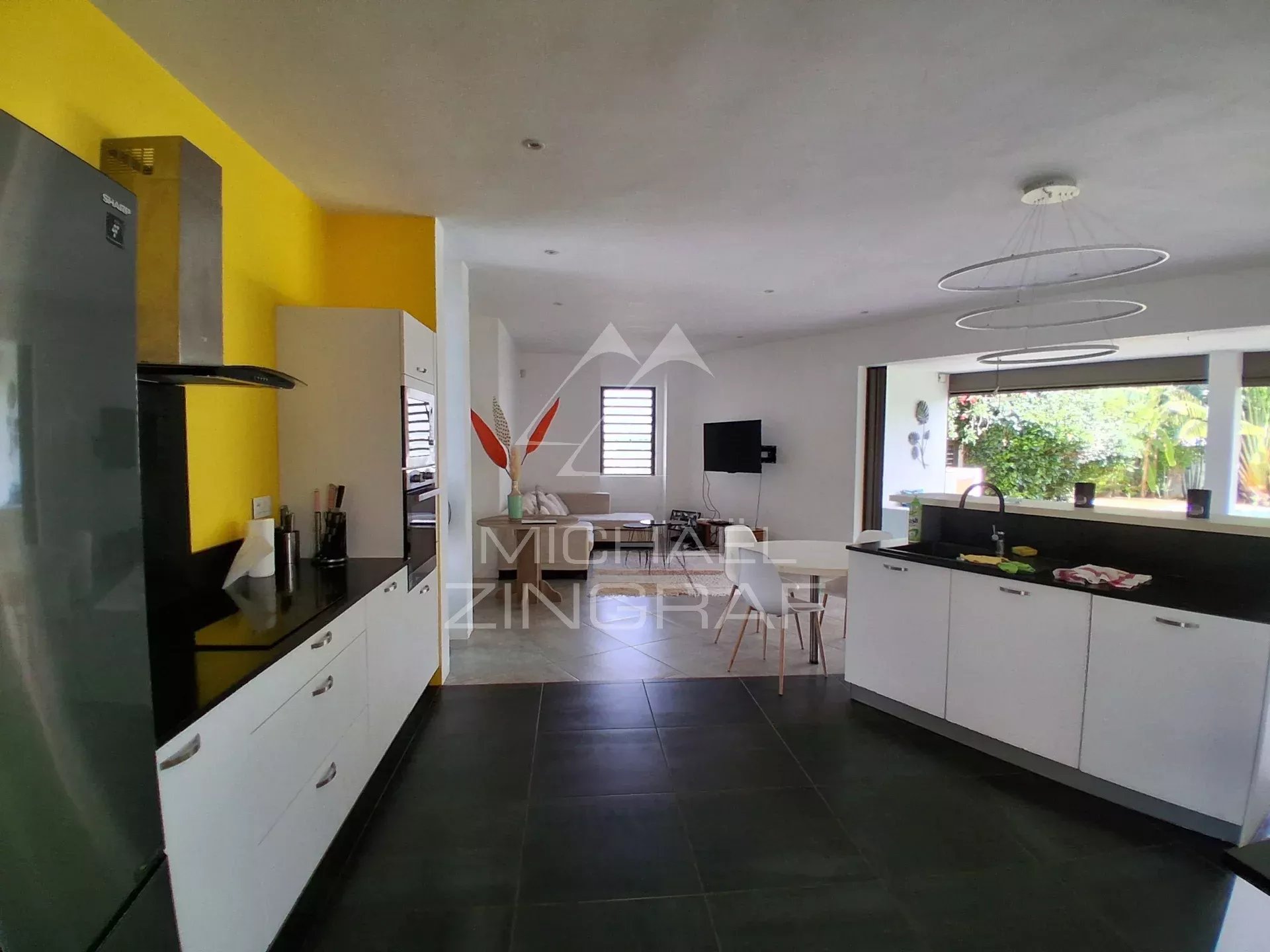 Villa familiale avec salle de sport, jardin arboré et piscine privée