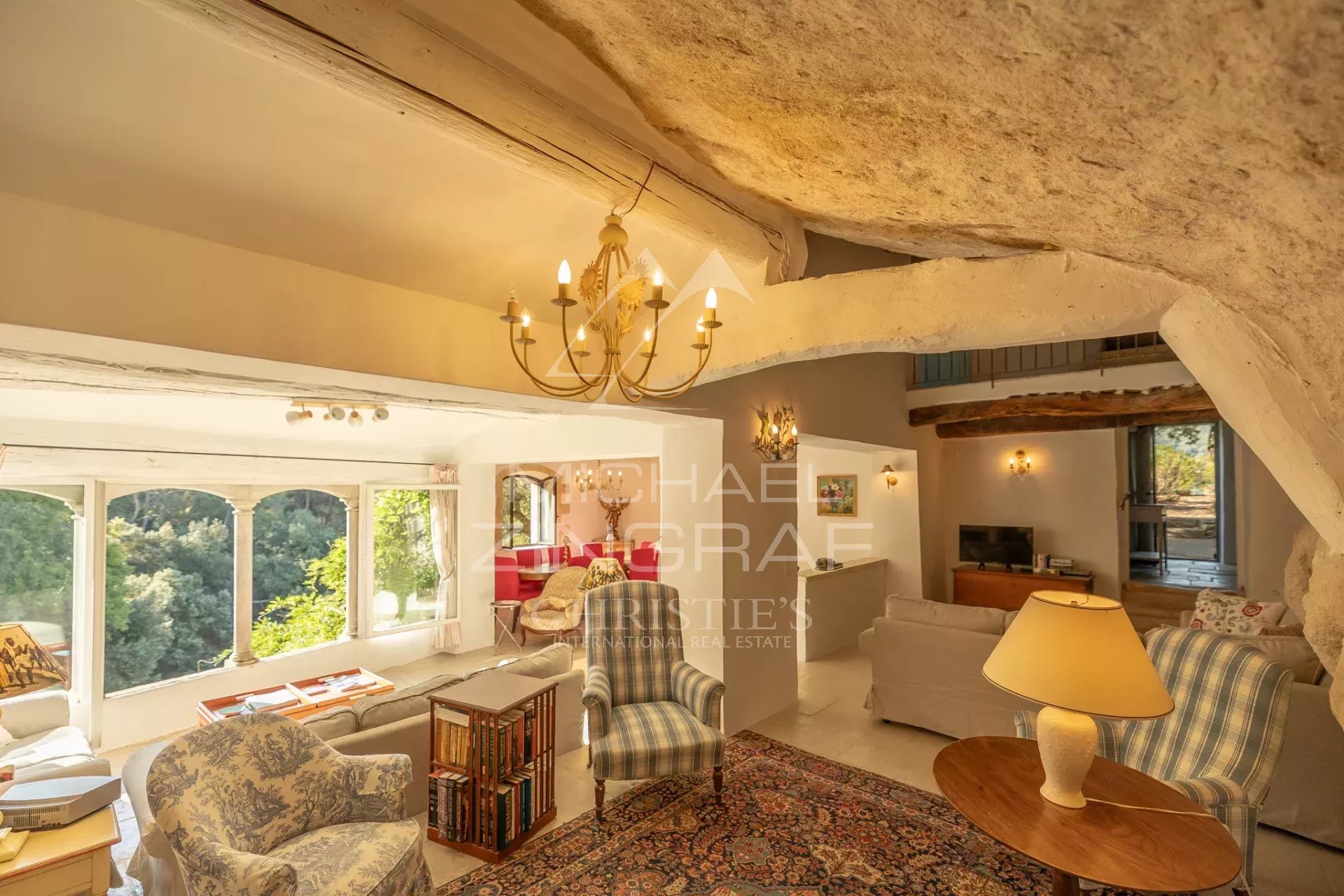 Exclusivité - Propriété troglodyte unique au cœur du Luberon