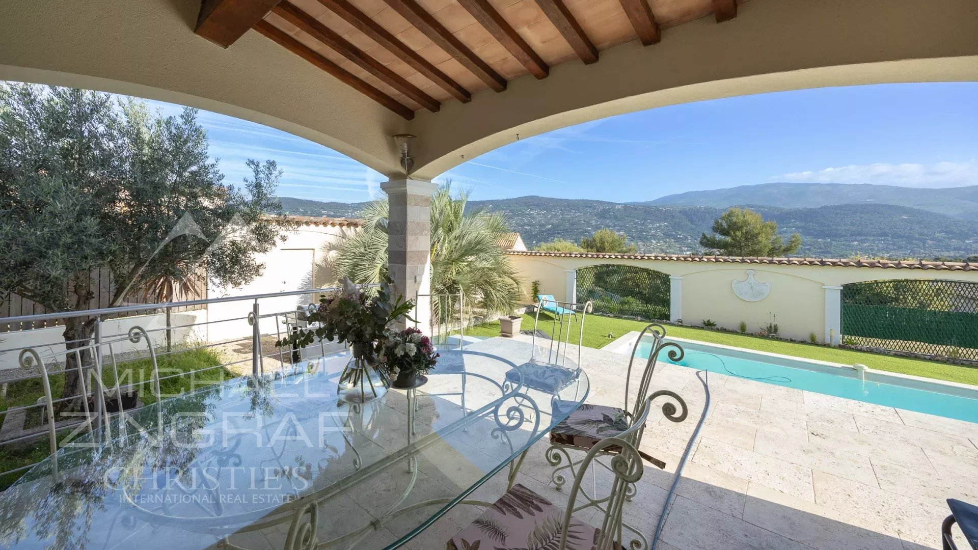 Elegante villa avec vue dégagée sur les collines