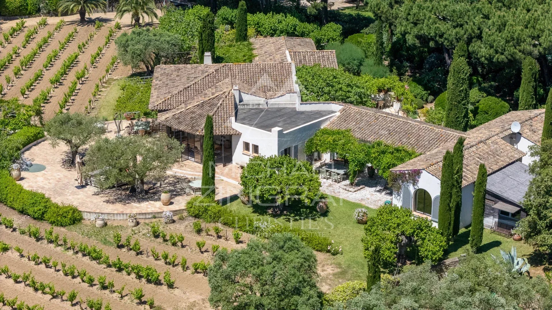 Magnificent property with tennis court - Les Salins, la Moutte