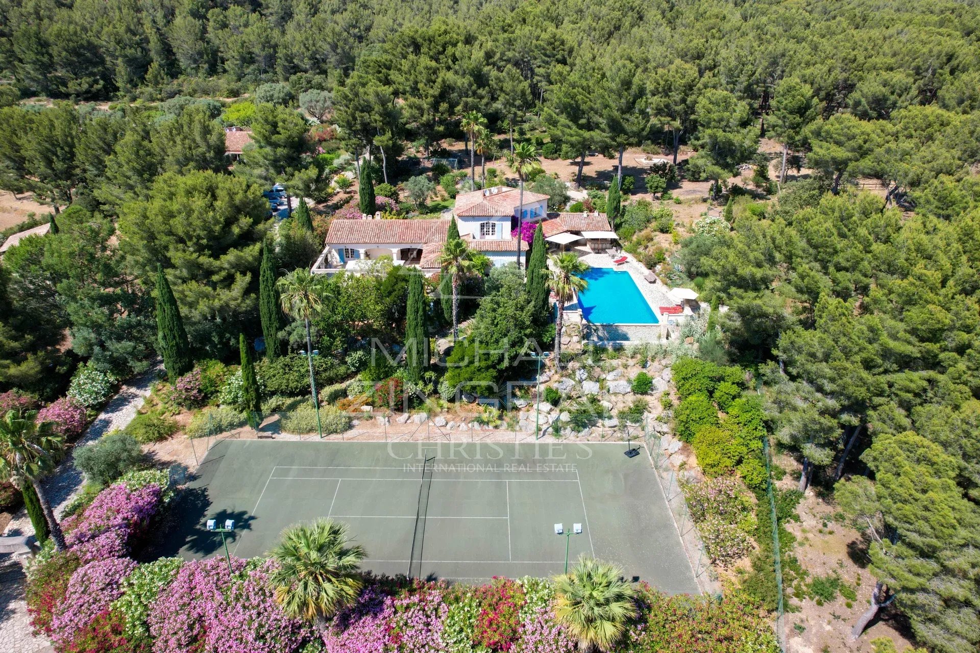 Exclusivité sur St-Cyr-sur-Mer Propriété avec piscine et tennis