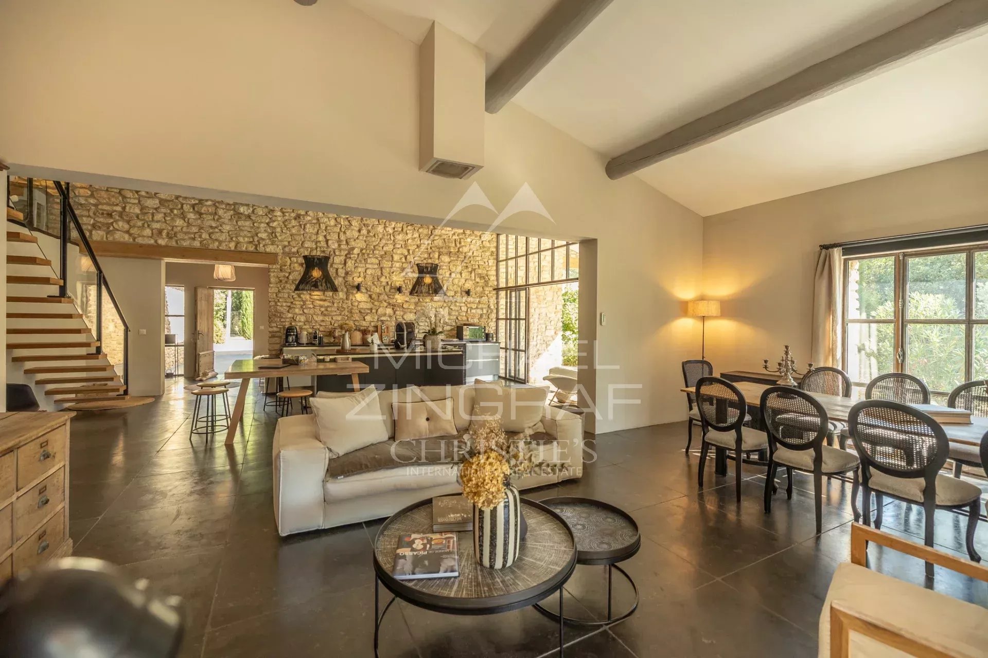 Entre tradition et contemporain, superbe maison en pierre de plain-pied avec piscine et vue sur le Luberon. Vendue entièrement meublée.