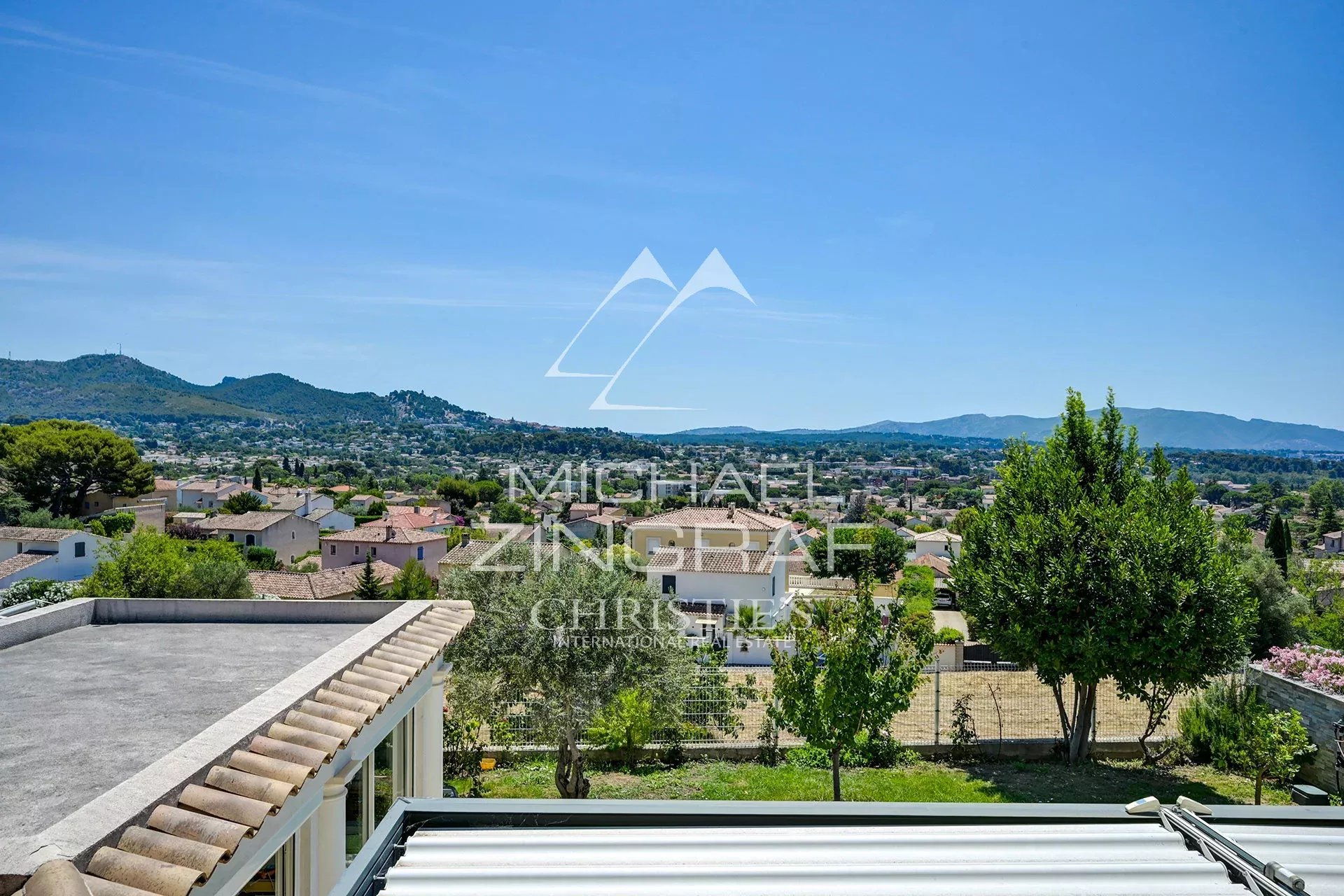 PLAN-DE-CUQUES, Maison familiale avec vue panoramique et piscine