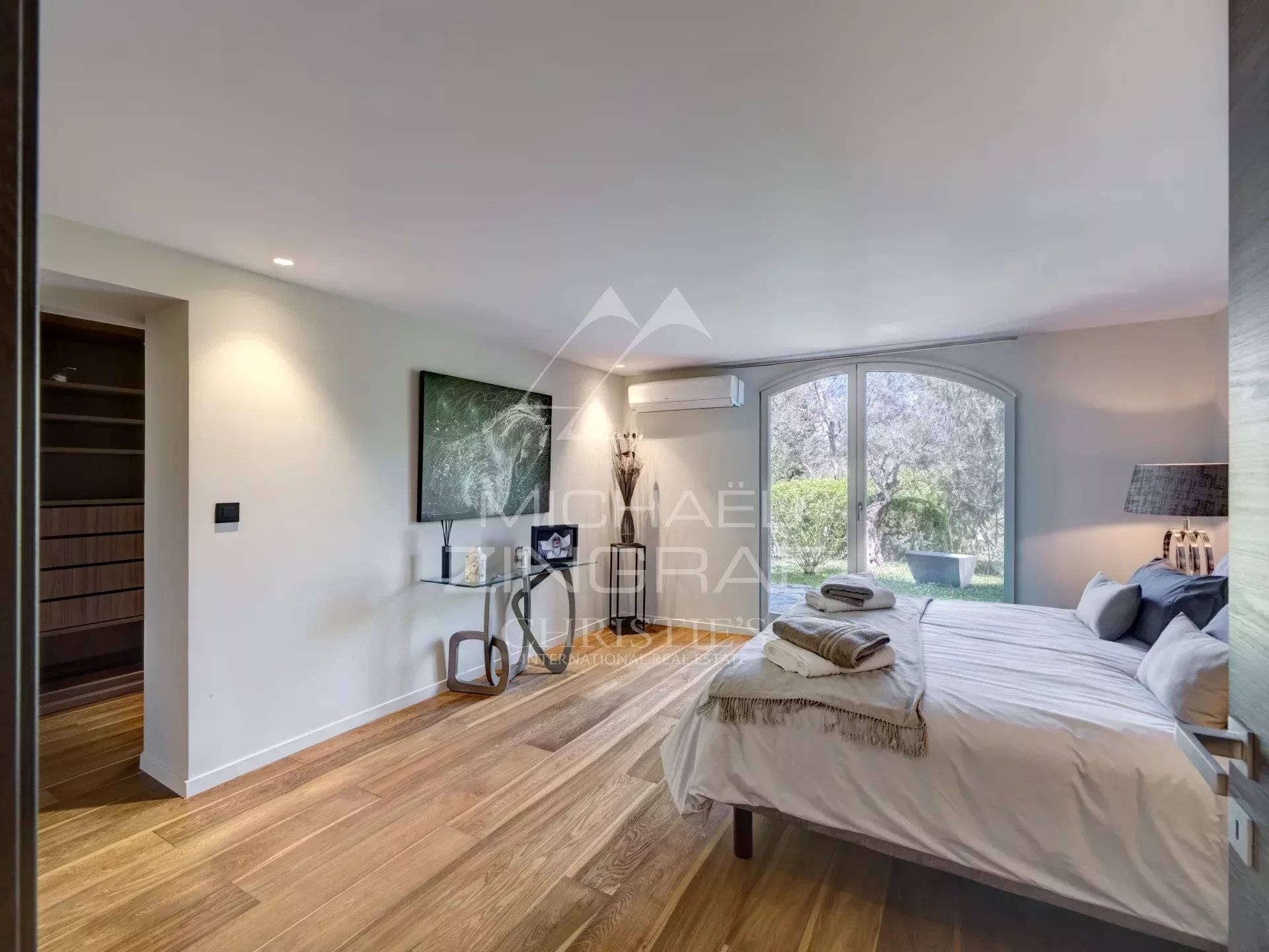 Gorgeous and renovated villa located in green and residential environment - 5 bedrooms