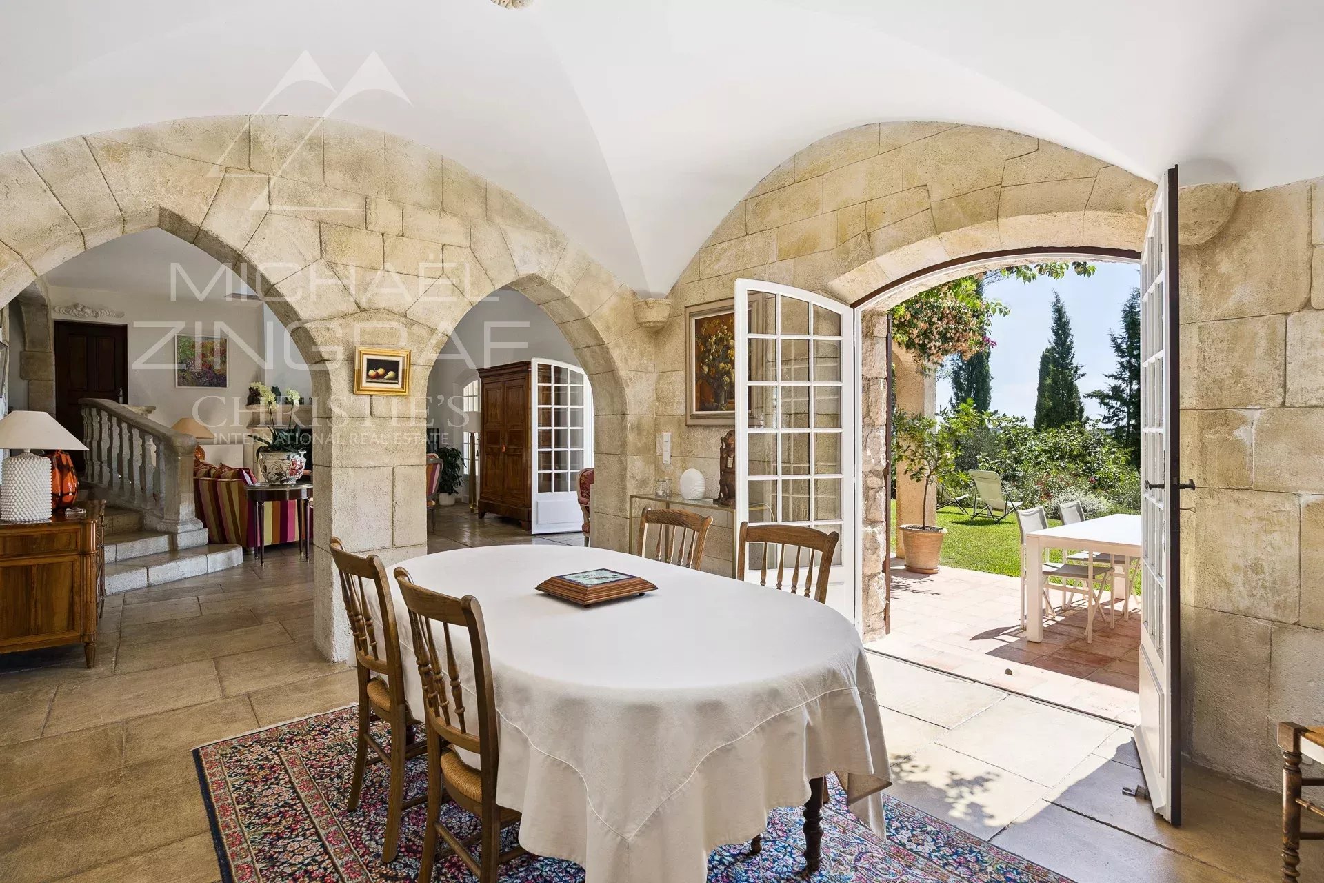 Charming villa with an open view and four suites