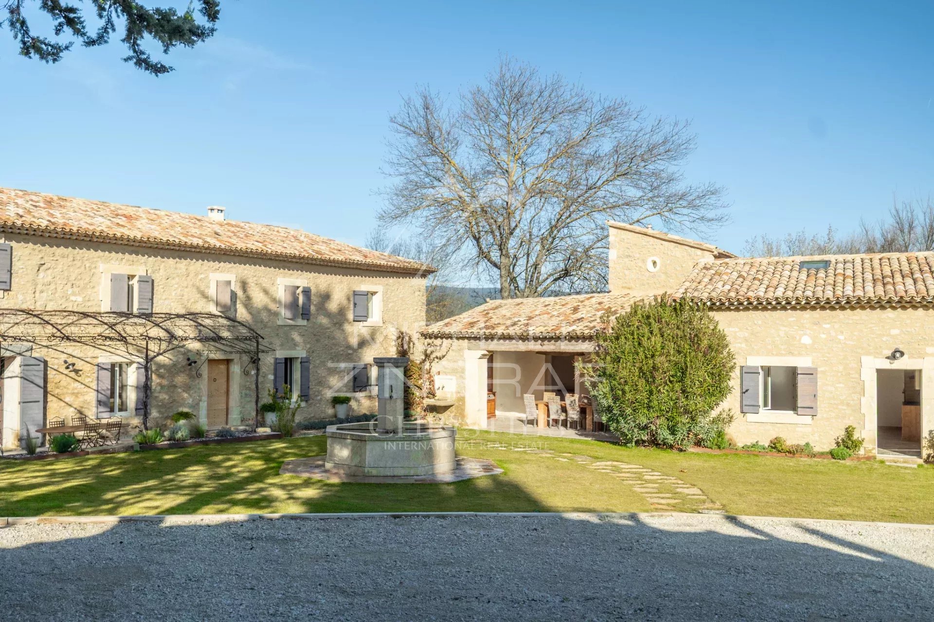 Außergewöhnliches, komplett renoviertes Landhaus auf einem 2,6 ha großen Grundstück mit Swimmingpool.