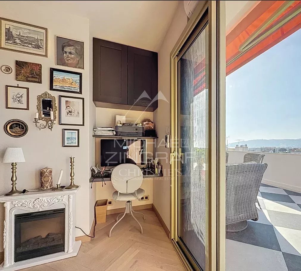 Juan-les-Pins – Außergewöhnliche Wohnung im obersten Stockwerk, großzügige Räume, Sonne und Meerblick