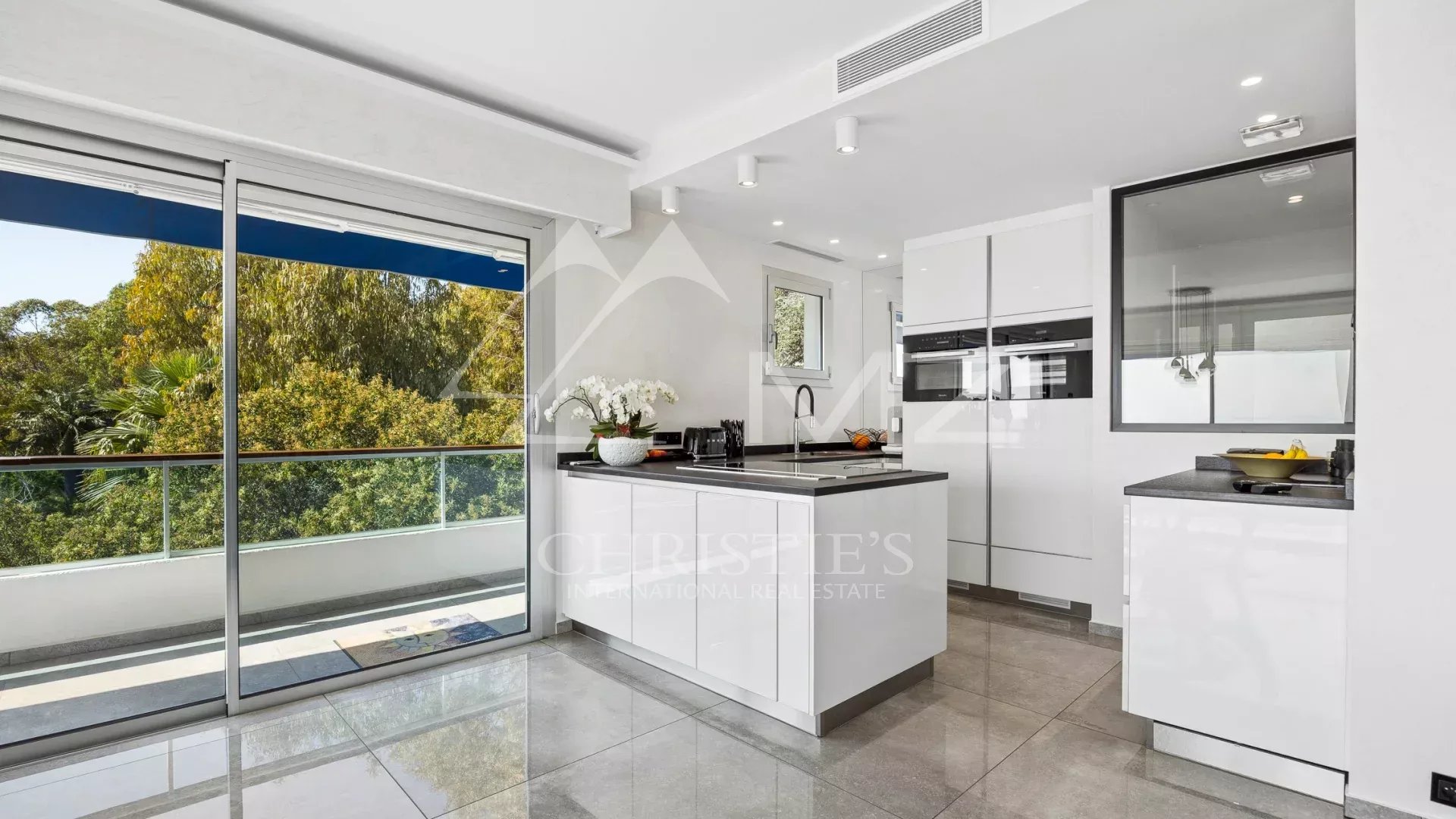 Stunning top-floor flat