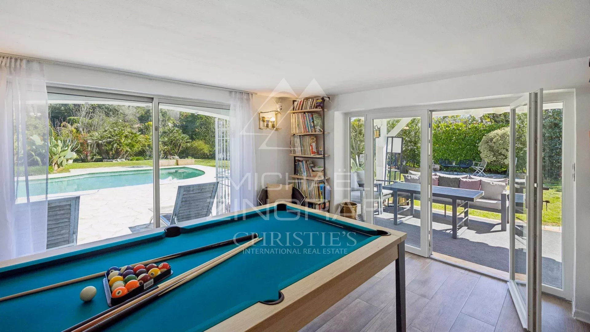 Roquefort-les-Pins – Elegant family property in the heart of a sought-after residential area