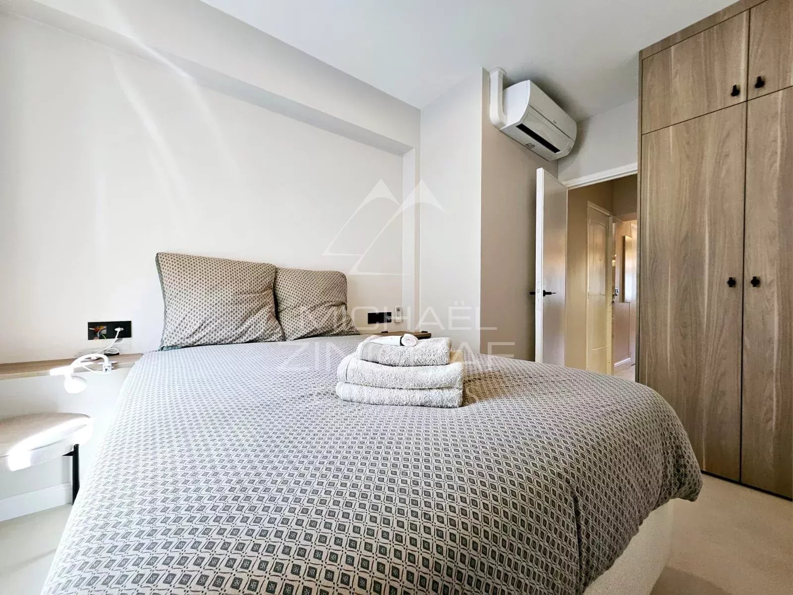 Élégance au Sommet – Appartement Rénové de Standing avec Charme Authentique