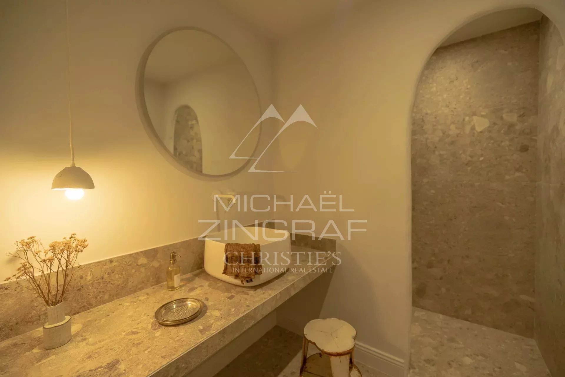 Gordes - Maison en pierre rénovée avec piscine proche du village