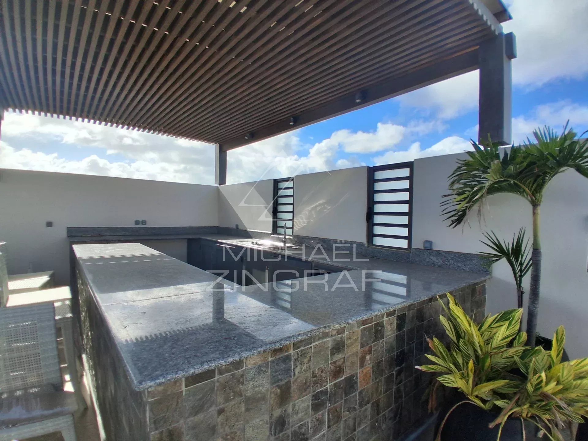 Penthouse d'Exception avec Rooftop Privatif, Piscine et Accès à une Plage Privée
