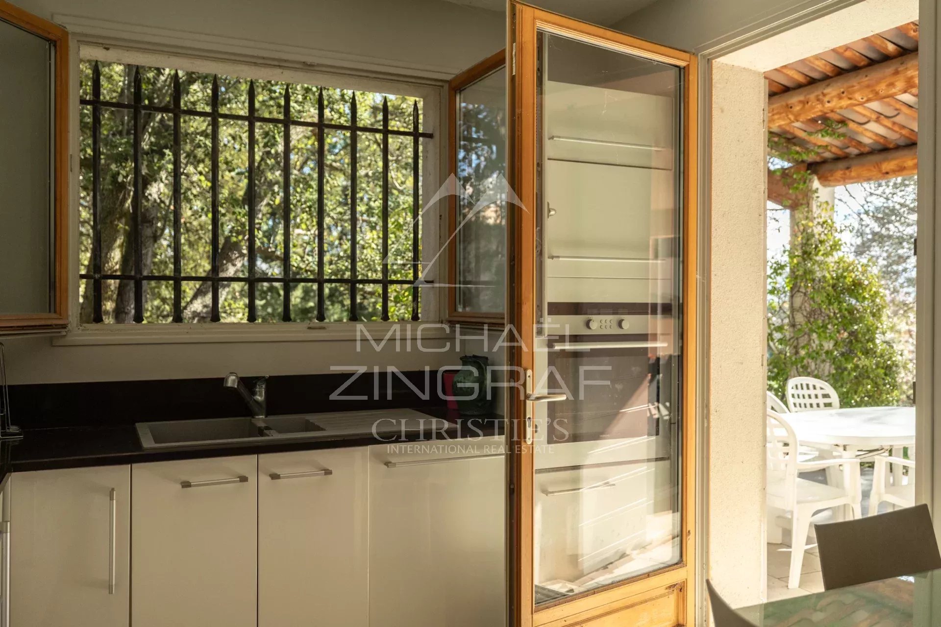 Cabrières-d'Avignon – Schönes Haus mit bewaldetem Grundstück und Swimmingpool in der Nähe des Dorfes